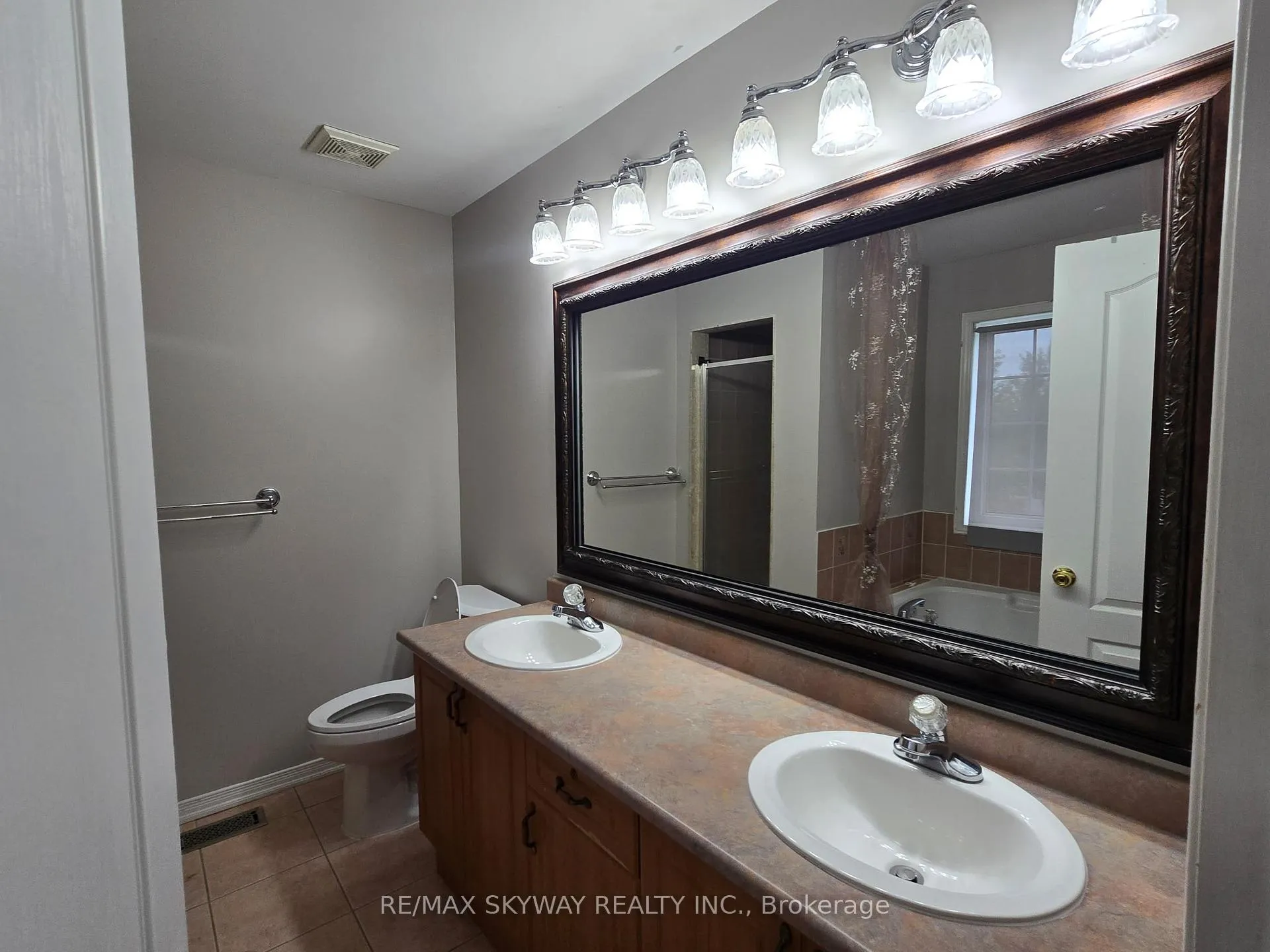 Photo 16 of 38 Egypt Drive, Brampton, Sandringham-Wellington — HOMEH