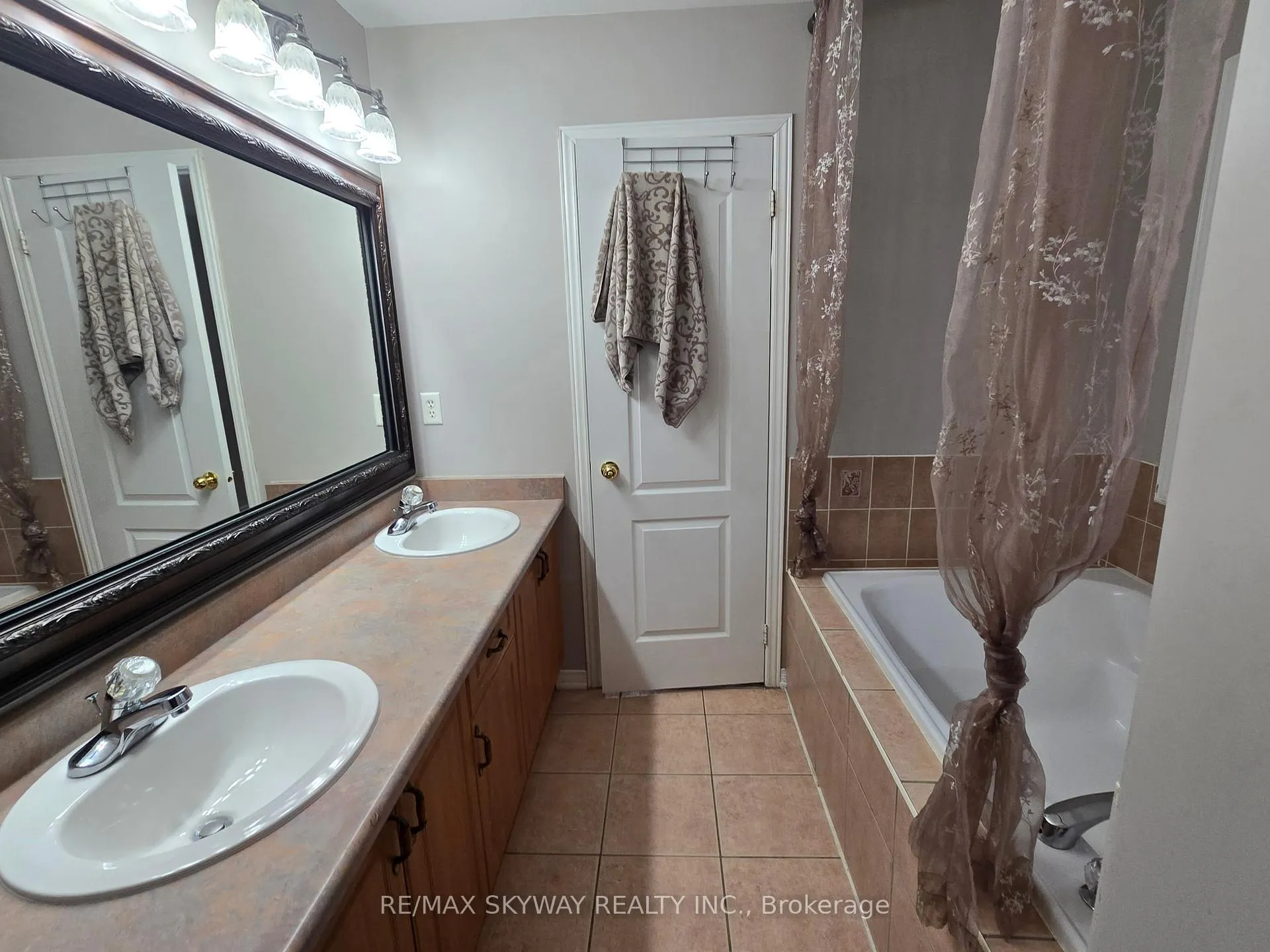 Photo 17 of 38 Egypt Drive, Brampton, Sandringham-Wellington — HOMEH