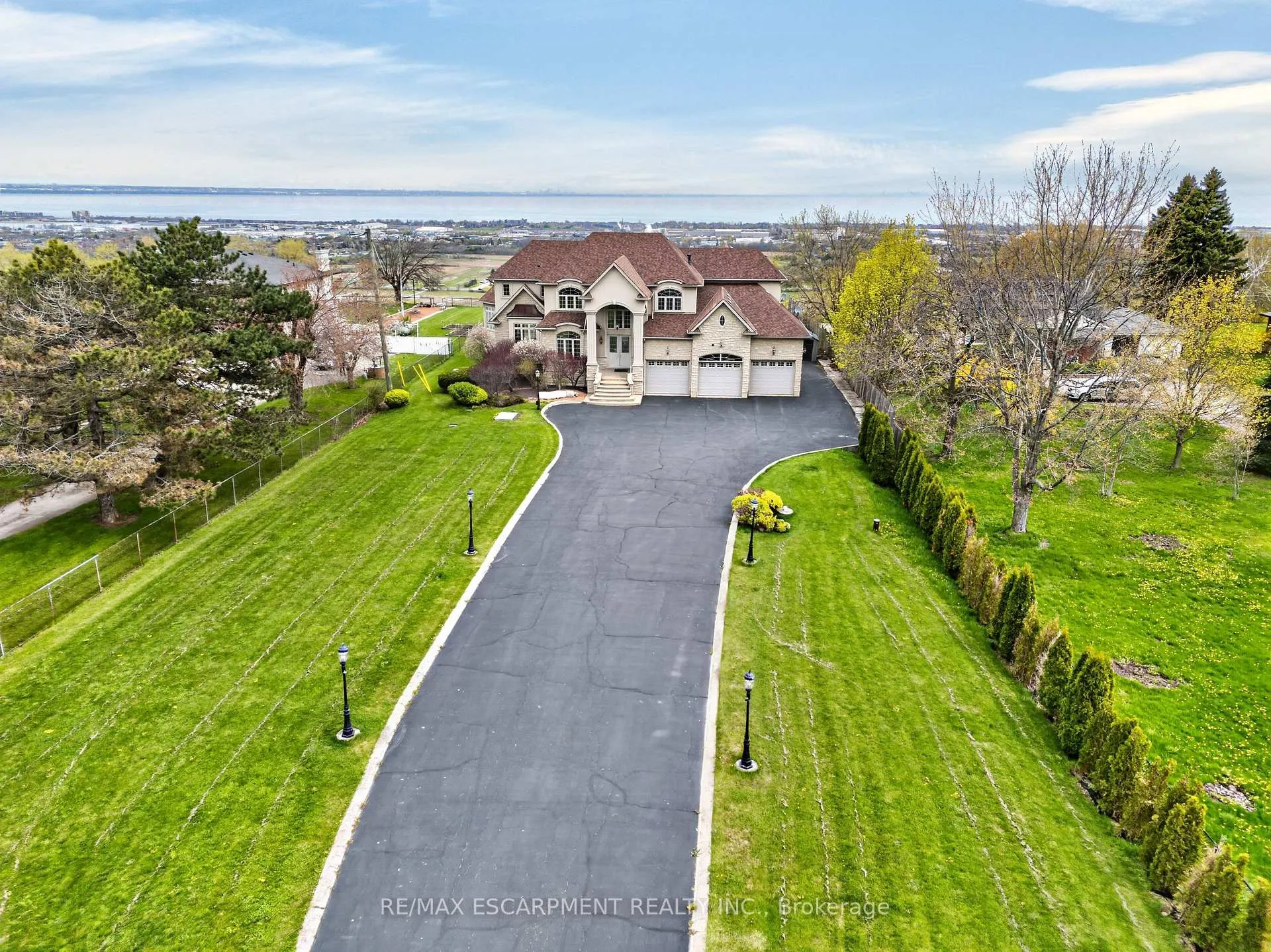 Photo 2 of 803 Ridge Road, Hamilton, Rural Stoney Creek — HOMEH