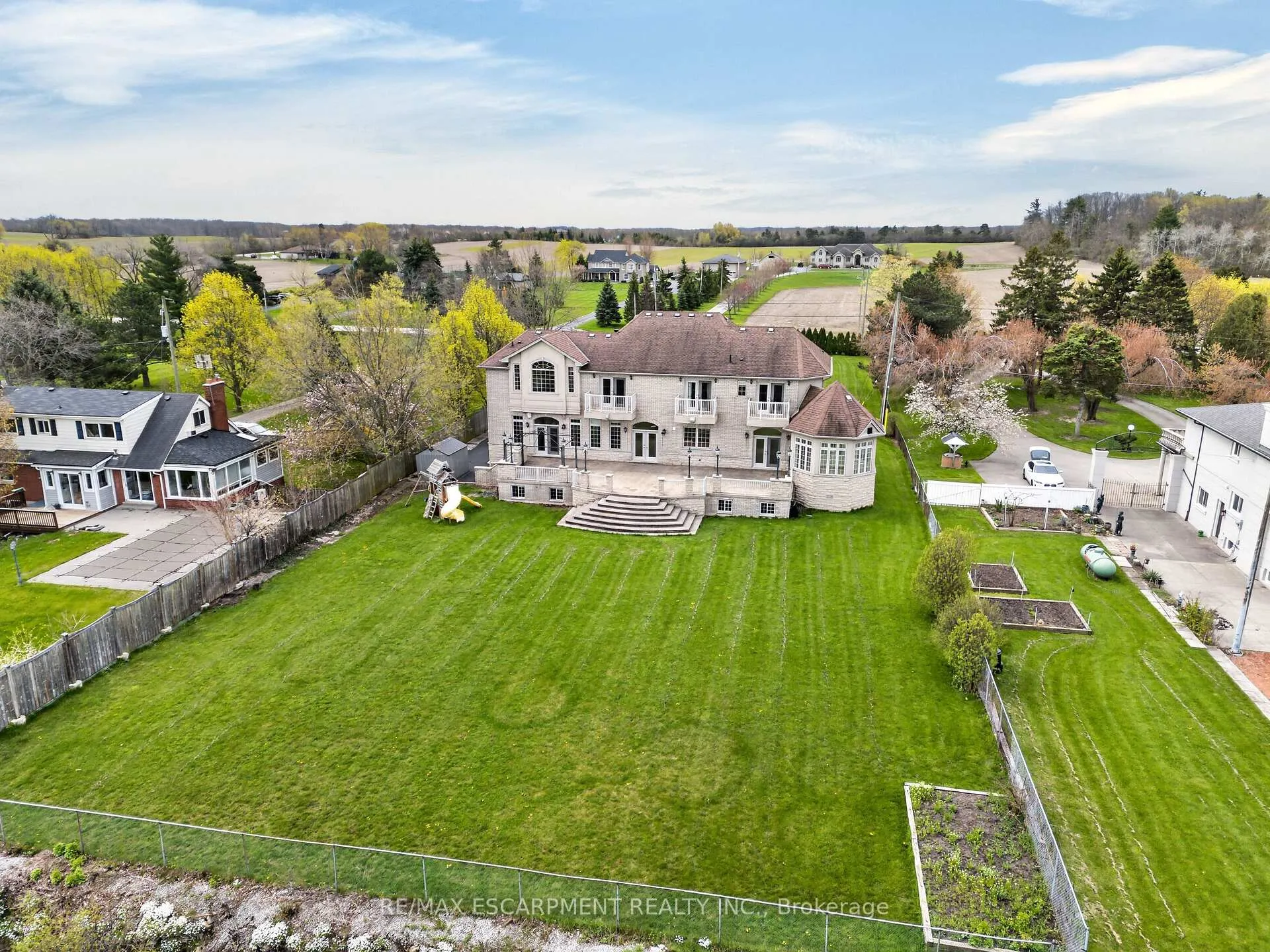 Photo 3 of 803 Ridge Road, Hamilton, Rural Stoney Creek — HOMEH