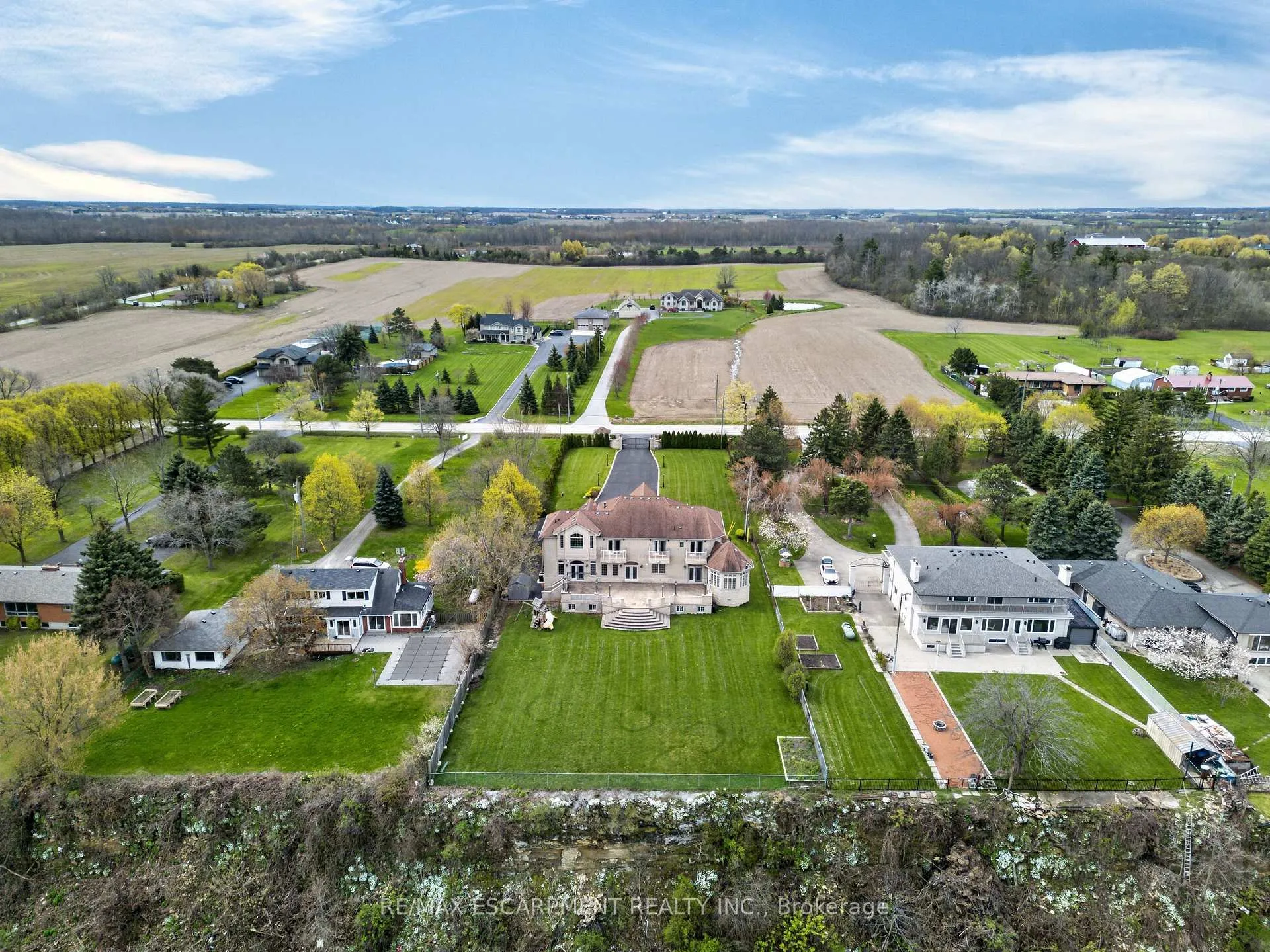 Photo 4 of 803 Ridge Road, Hamilton, Rural Stoney Creek — HOMEH