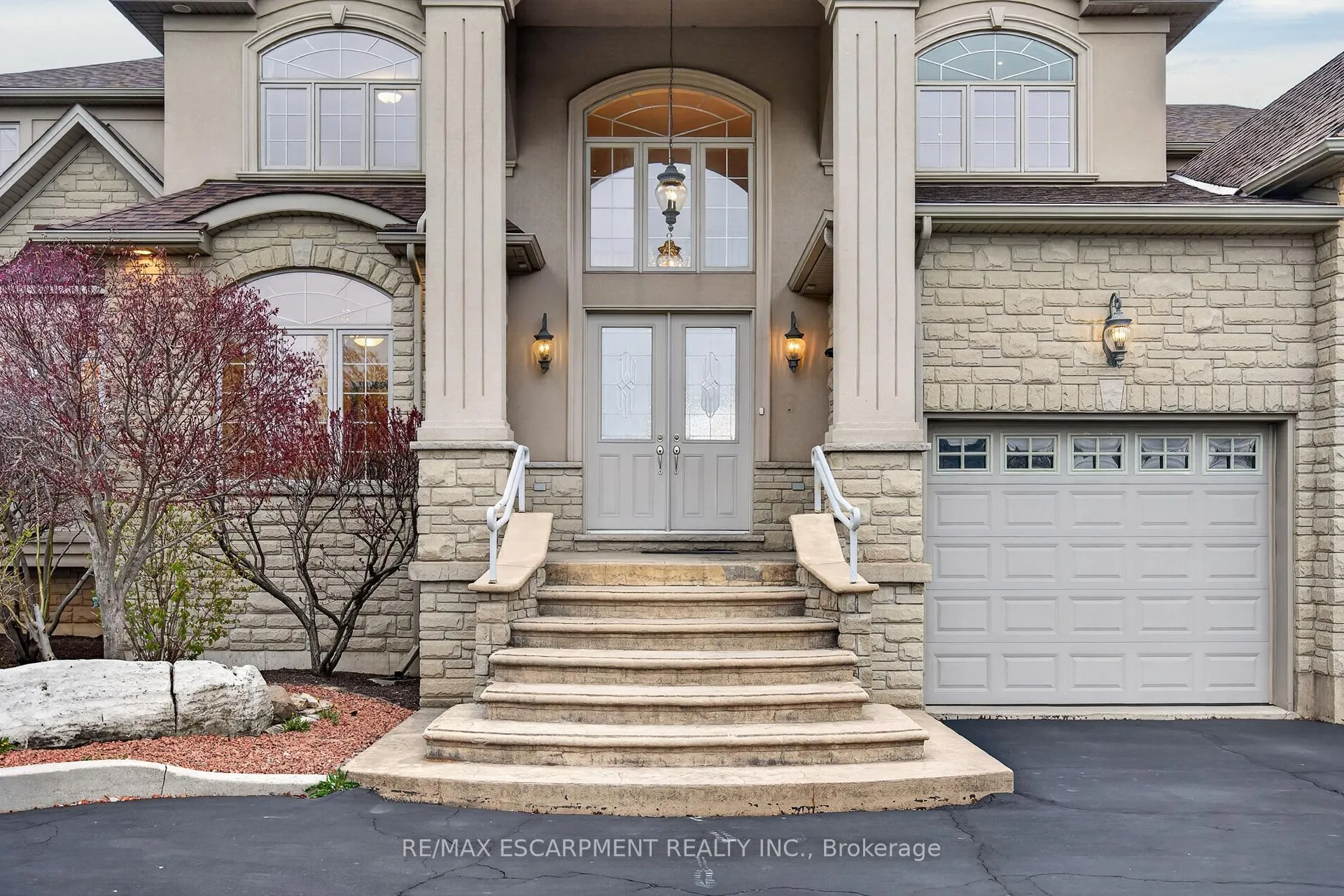 Photo 5 of 803 Ridge Road, Hamilton, Rural Stoney Creek — HOMEH