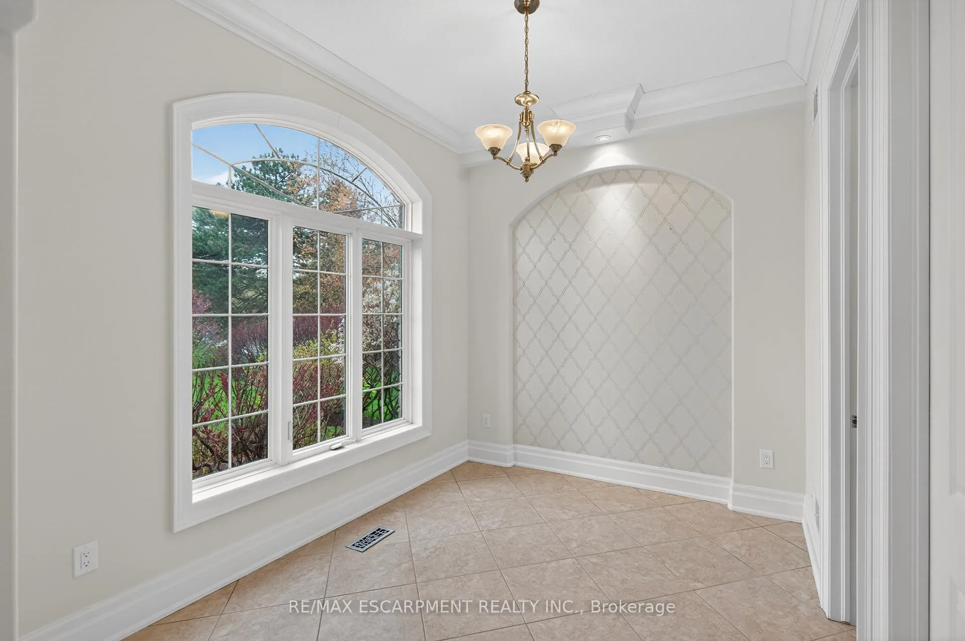 Photo 9 of 803 Ridge Road, Hamilton, Rural Stoney Creek — HOMEH