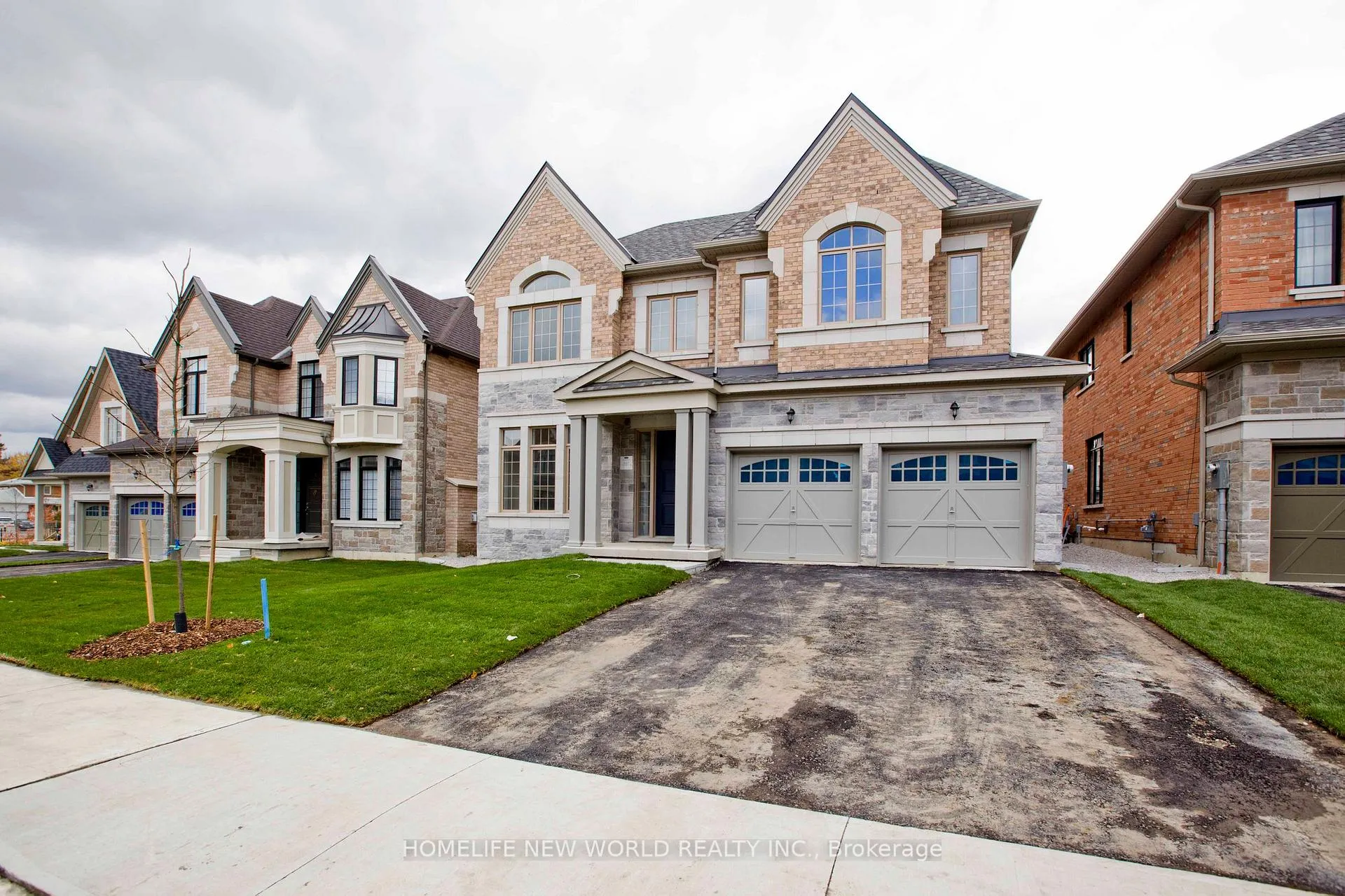 Photo 2 of 11 Queen Magdalene Place, North York, Hillcrest Village — HOMEH