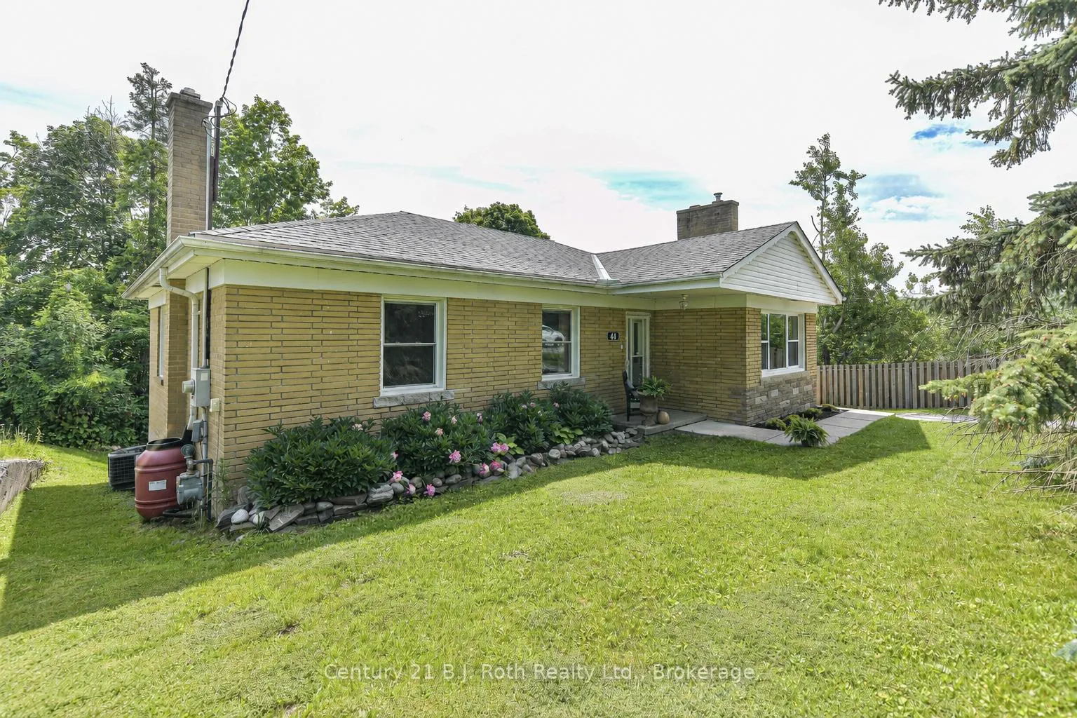Photo 2 of 44 Charles Road, Orillia — HOMEH