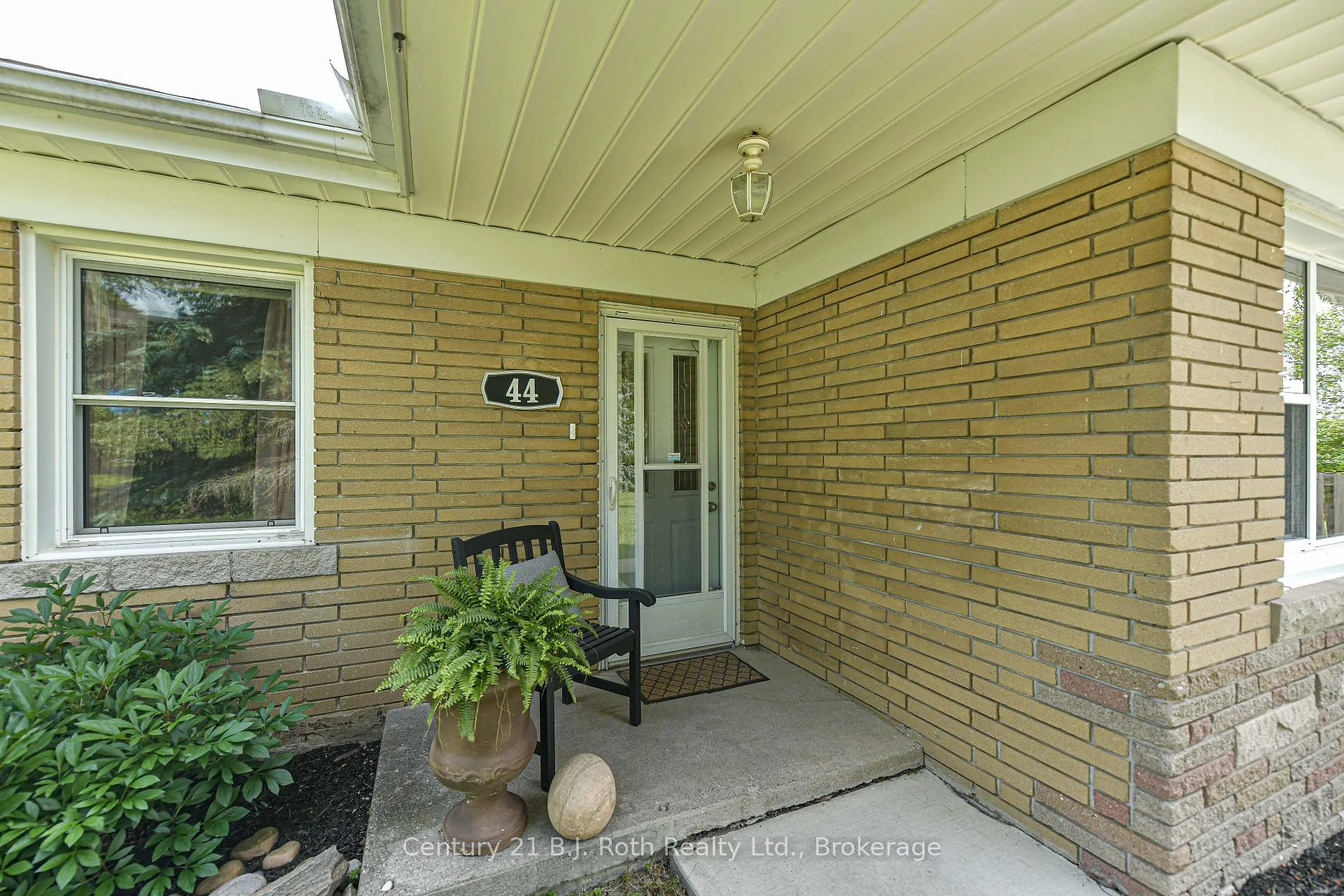 Photo 12 of 44 Charles Road, Orillia — HOMEH