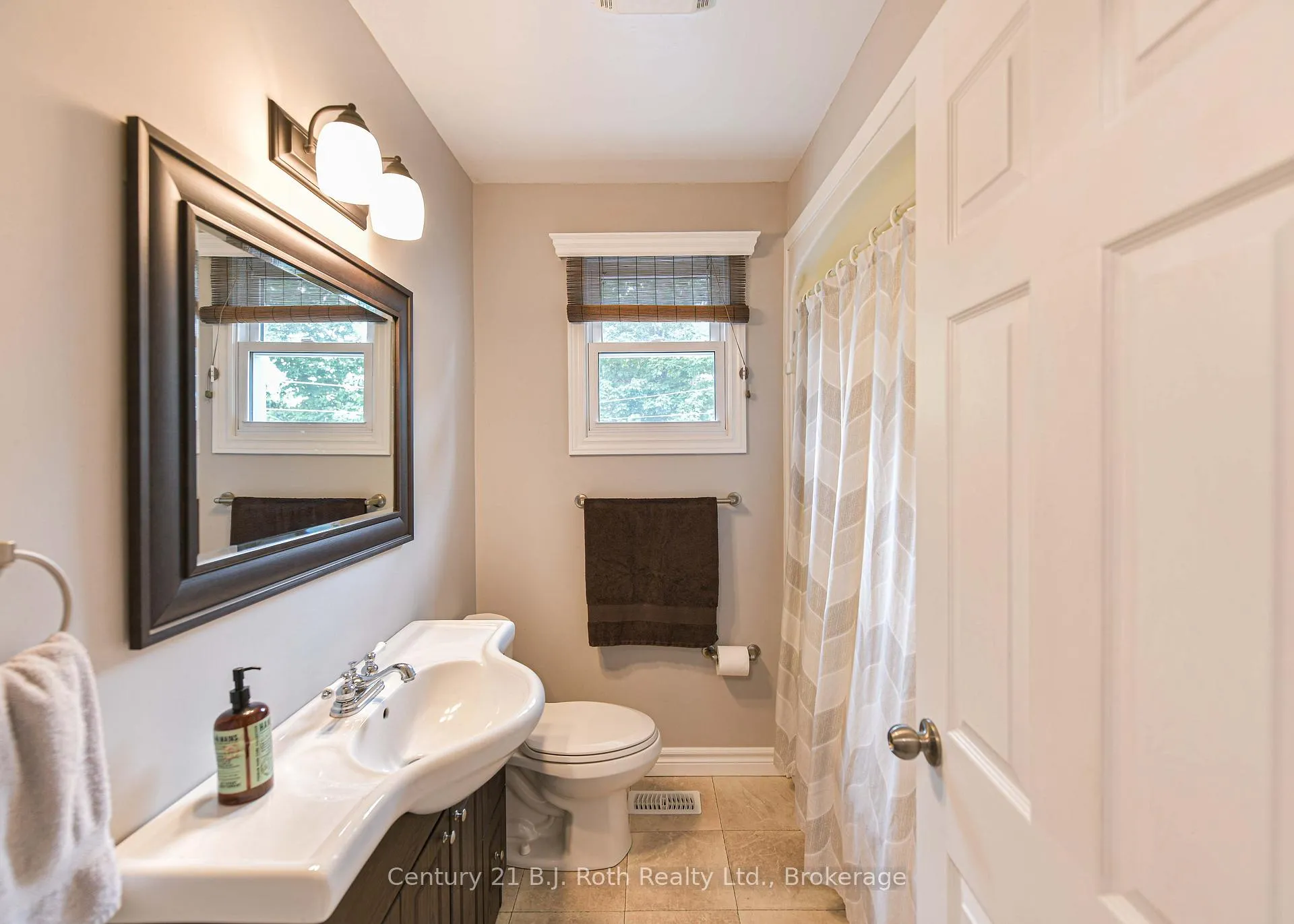 Photo 24 of 44 Charles Road, Orillia — HOMEH