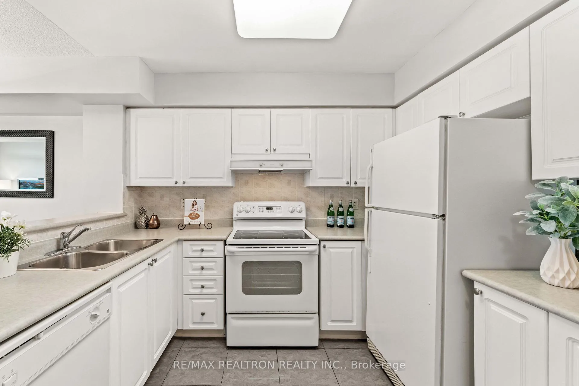 Photo 8 of Unit 605, 5 Emerald Lane, Vaughan, Crestwood-Springfarm-Yorkhill — HOMEH