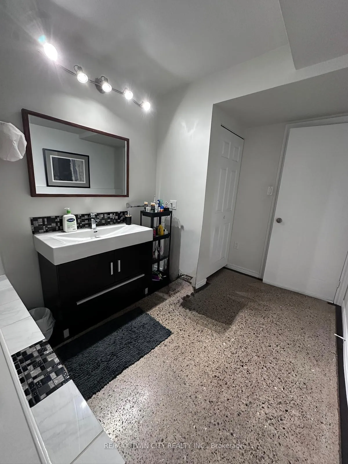 Photo 35 of Unit B, 15 Milfoil Crescent, Kitchener, Larentian West — HOMEH