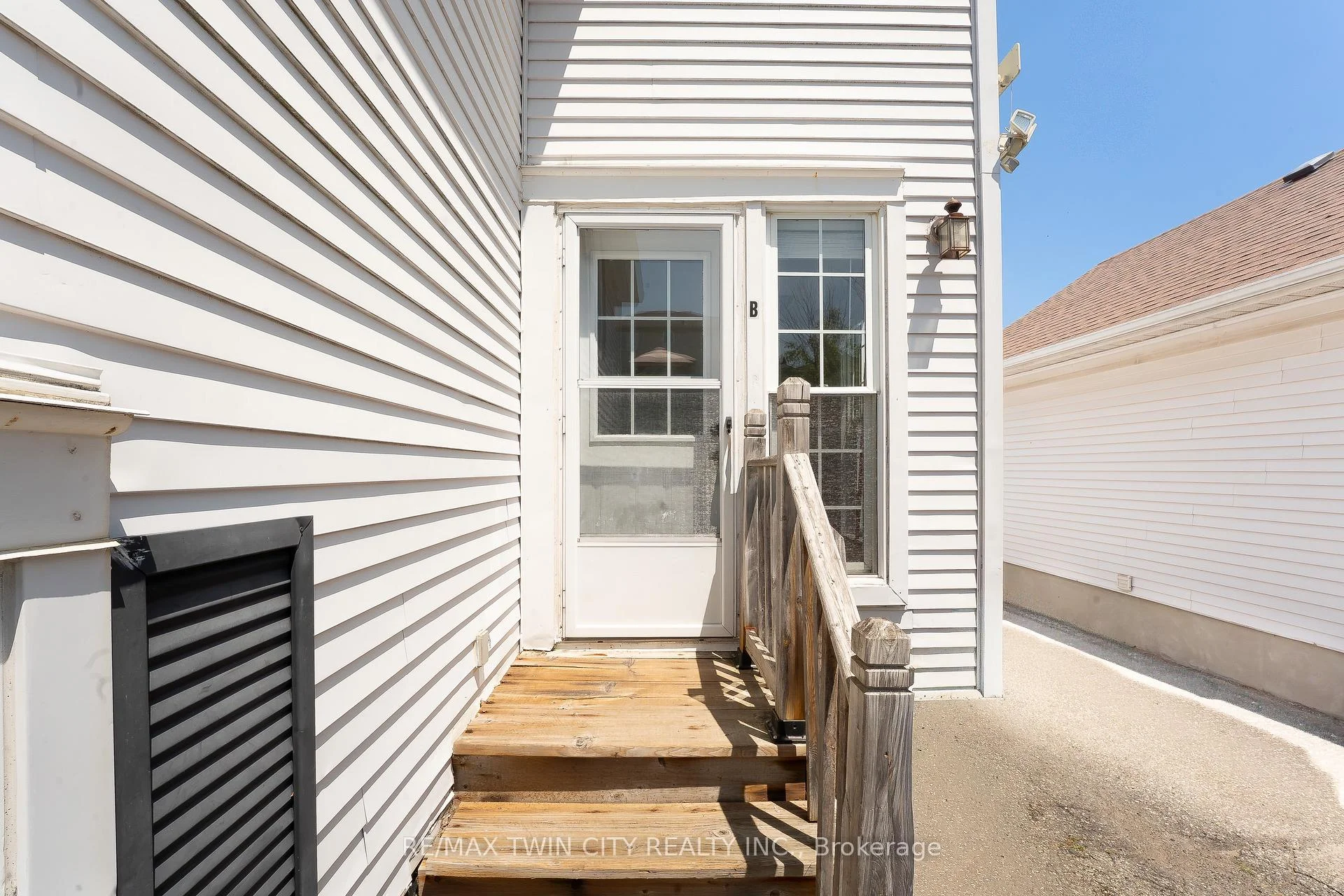 Photo 1 of Unit B, 15 Milfoil Crescent, Kitchener, Larentian West — HOMEH