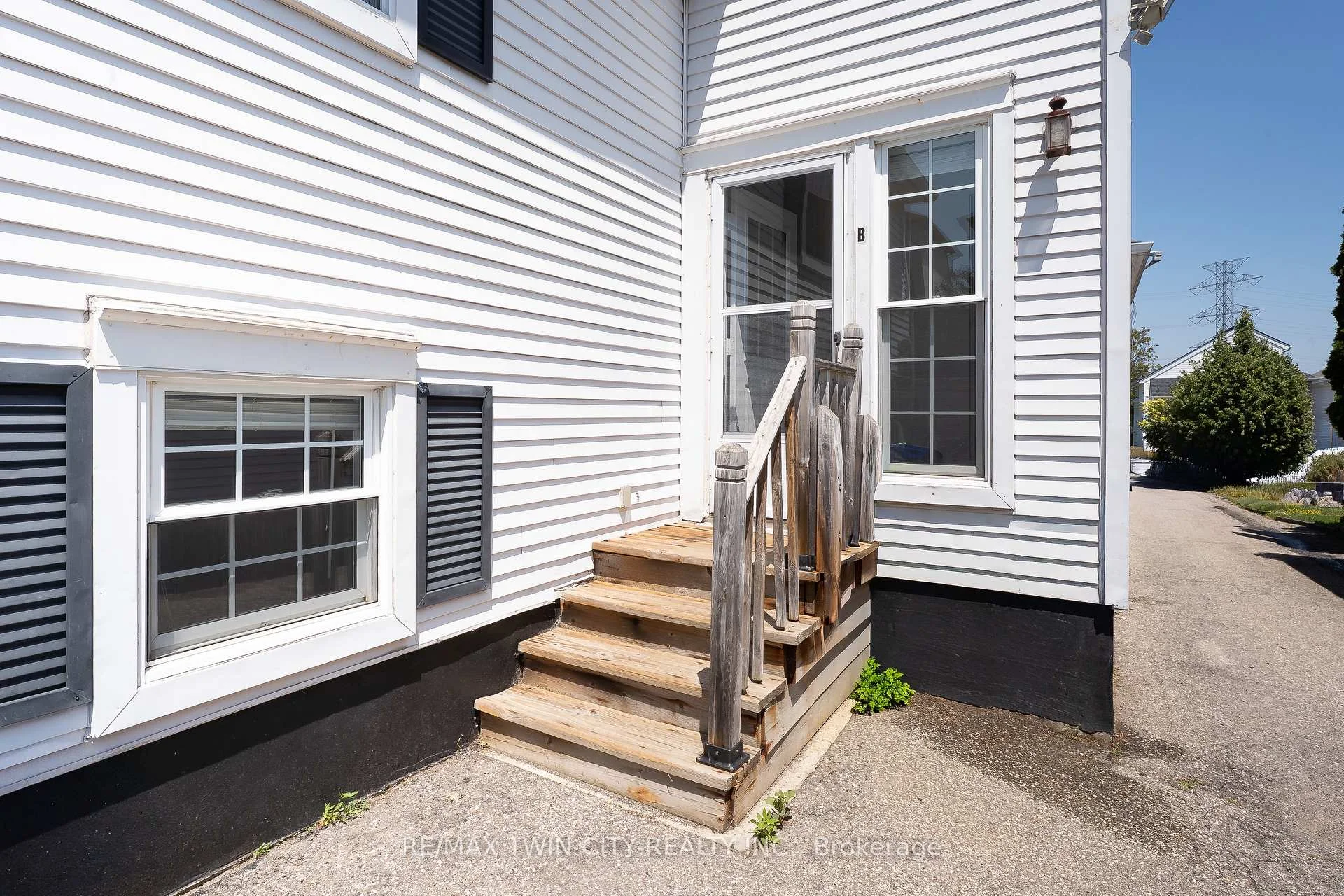 Photo 3 of Unit B, 15 Milfoil Crescent, Kitchener, Larentian West — HOMEH