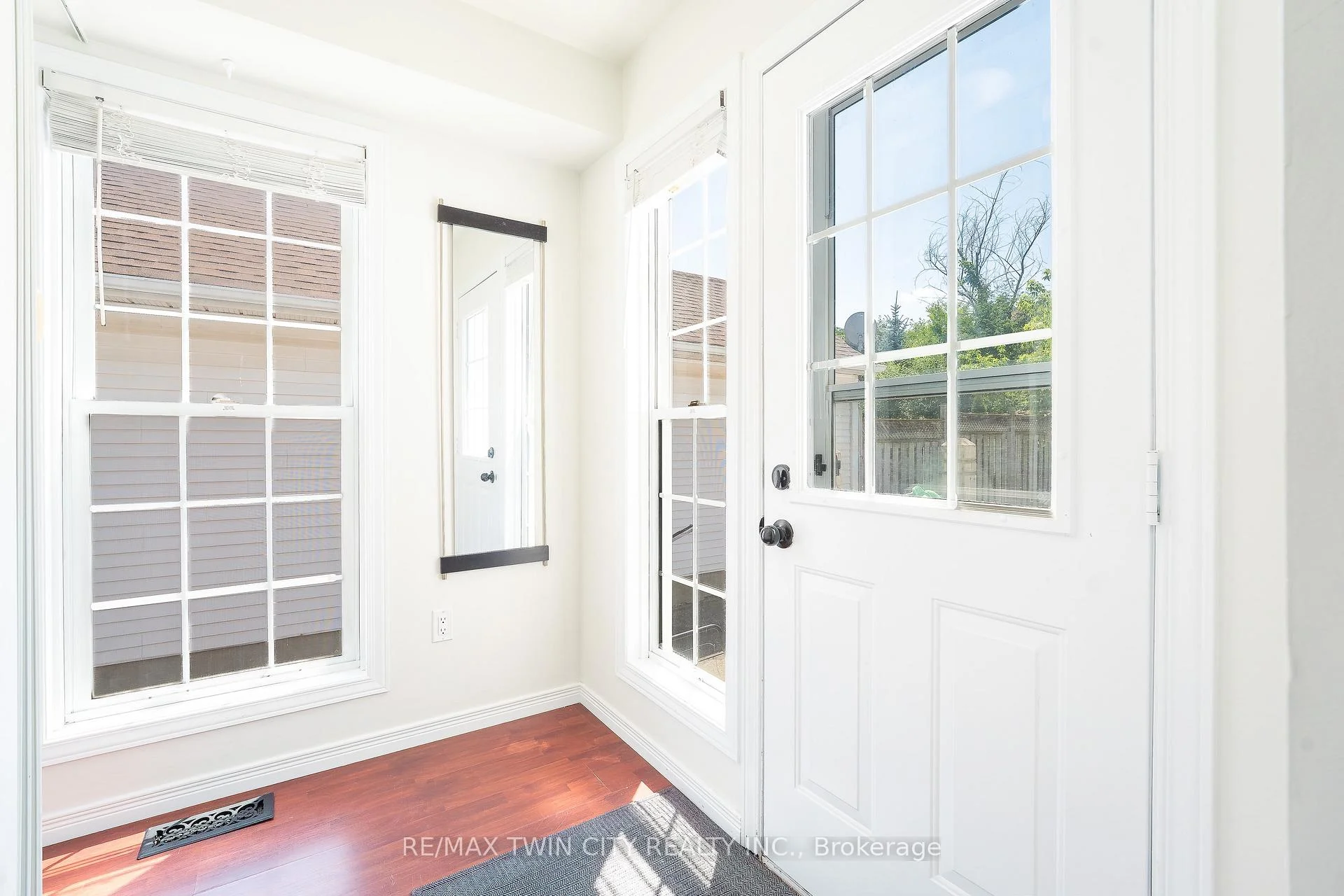 Photo 4 of Unit B, 15 Milfoil Crescent, Kitchener, Larentian West — HOMEH