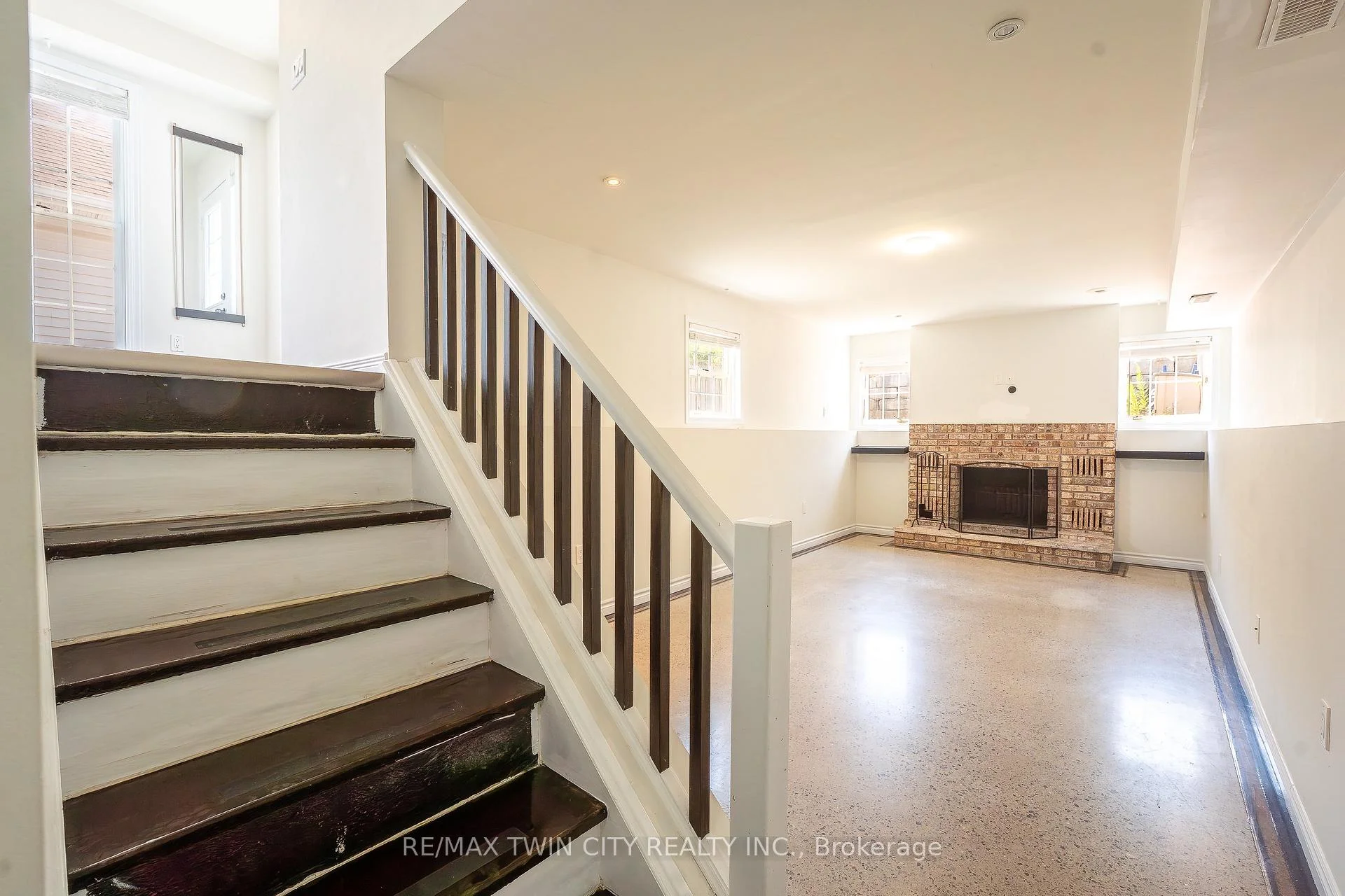 Photo 5 of Unit B, 15 Milfoil Crescent, Kitchener, Larentian West — HOMEH