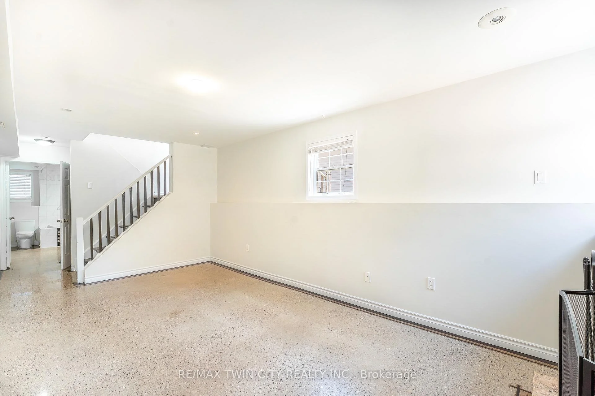Photo 6 of Unit B, 15 Milfoil Crescent, Kitchener, Larentian West — HOMEH