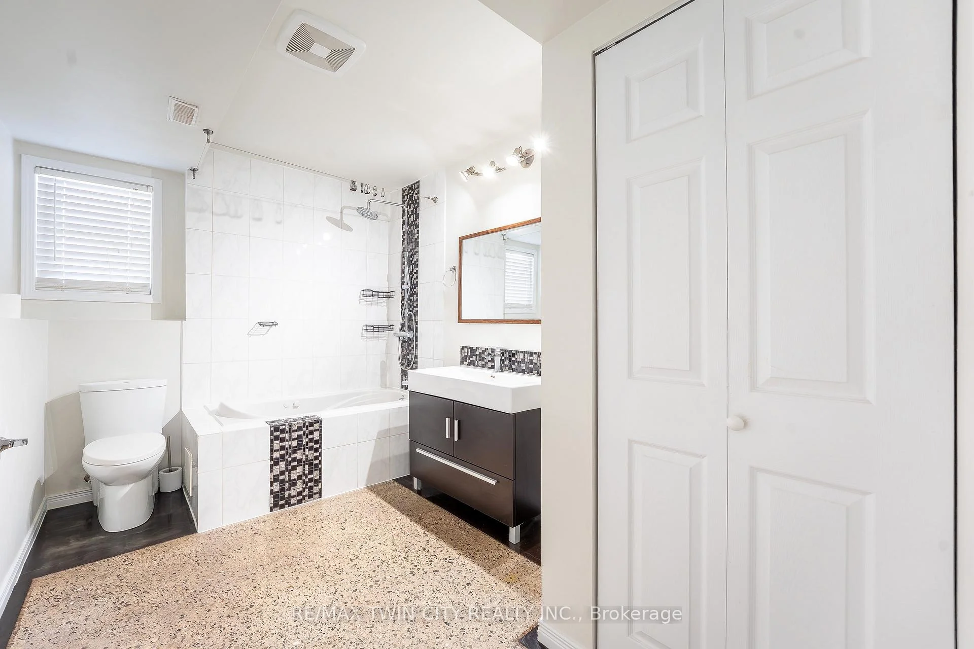 Photo 7 of Unit B, 15 Milfoil Crescent, Kitchener, Larentian West — HOMEH