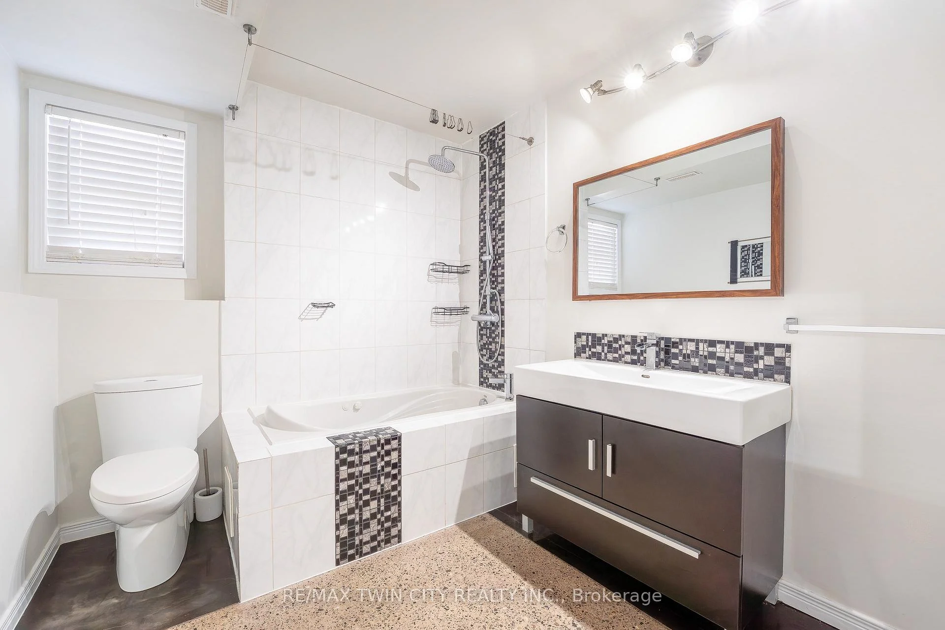 Photo 8 of Unit B, 15 Milfoil Crescent, Kitchener, Larentian West — HOMEH