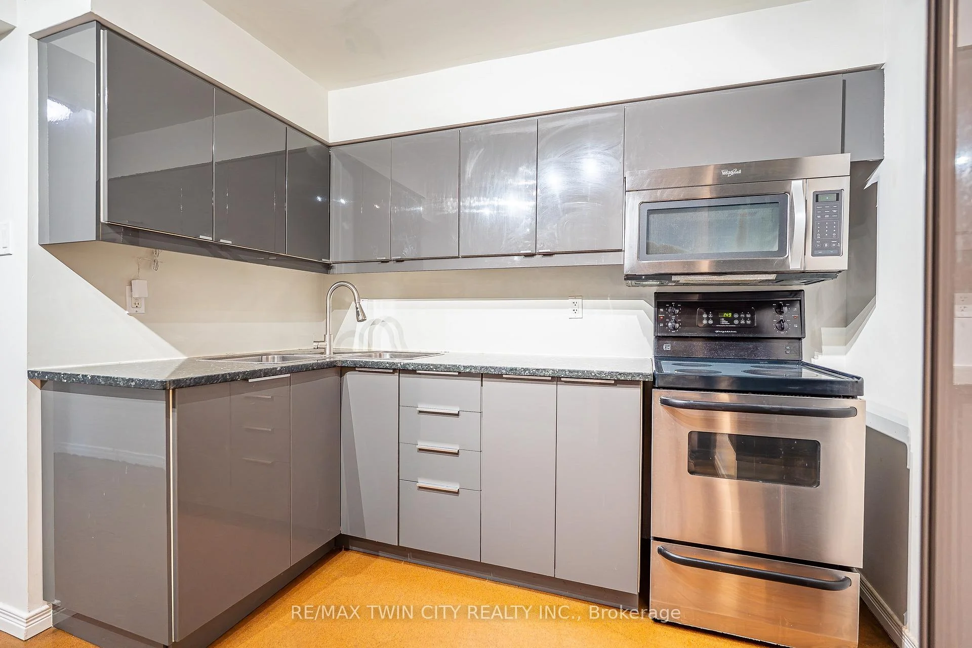 Photo 10 of Unit B, 15 Milfoil Crescent, Kitchener, Larentian West — HOMEH