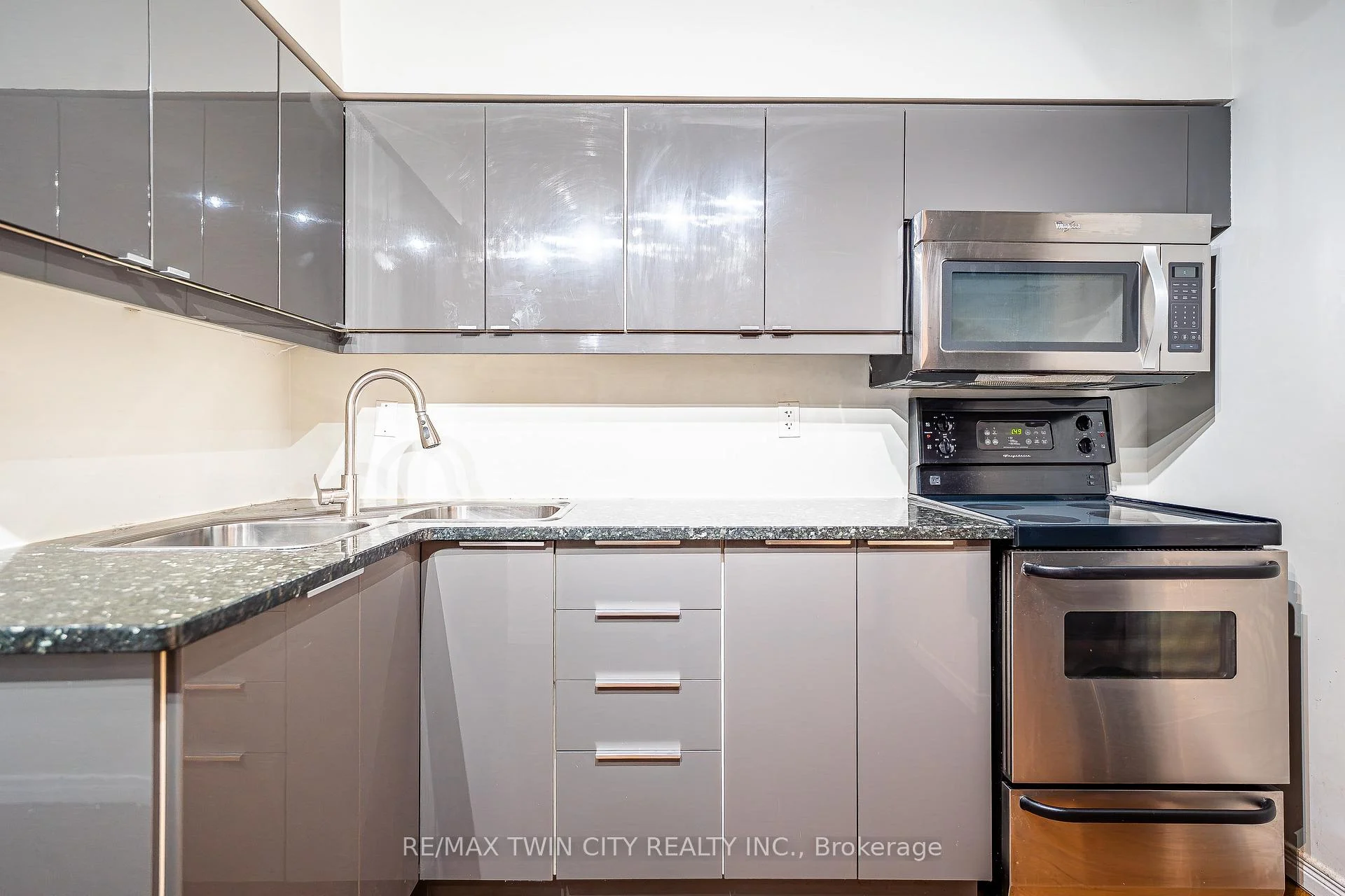 Photo 11 of Unit B, 15 Milfoil Crescent, Kitchener, Larentian West — HOMEH