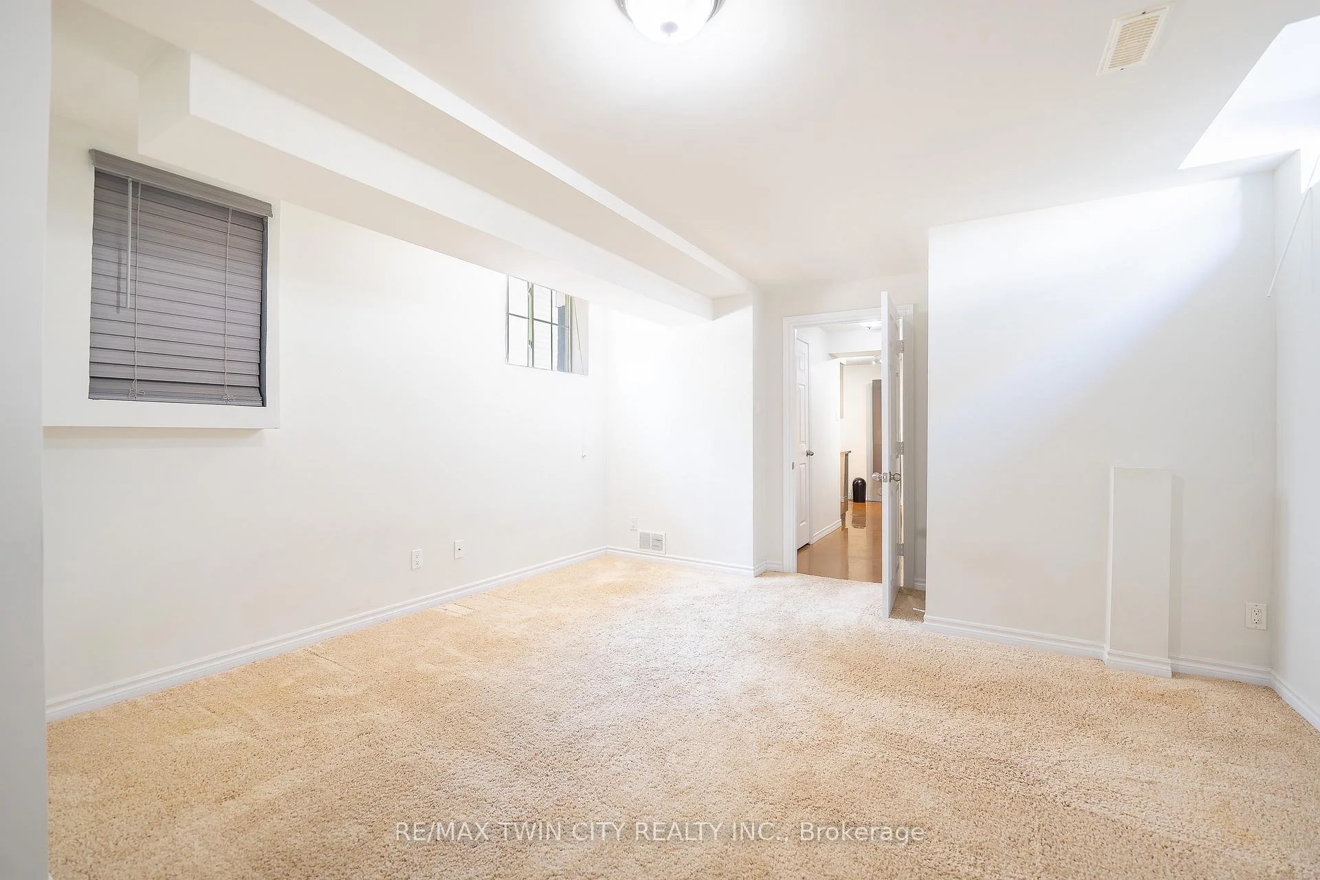 Photo 15 of Unit B, 15 Milfoil Crescent, Kitchener, Larentian West — HOMEH