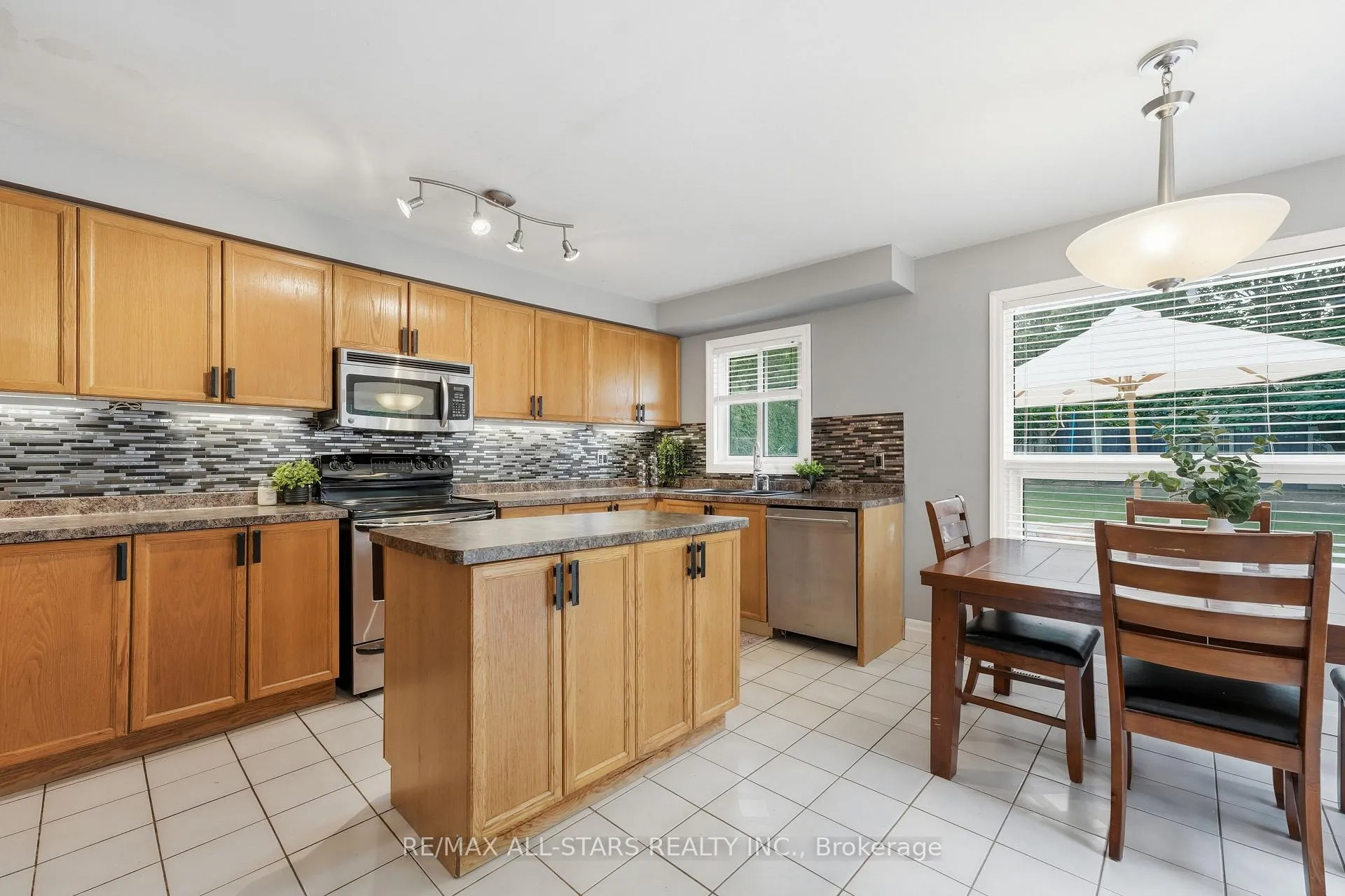 Photo 21 of 11 Sherie Drive, Georgina, Keswick North — HOMEH