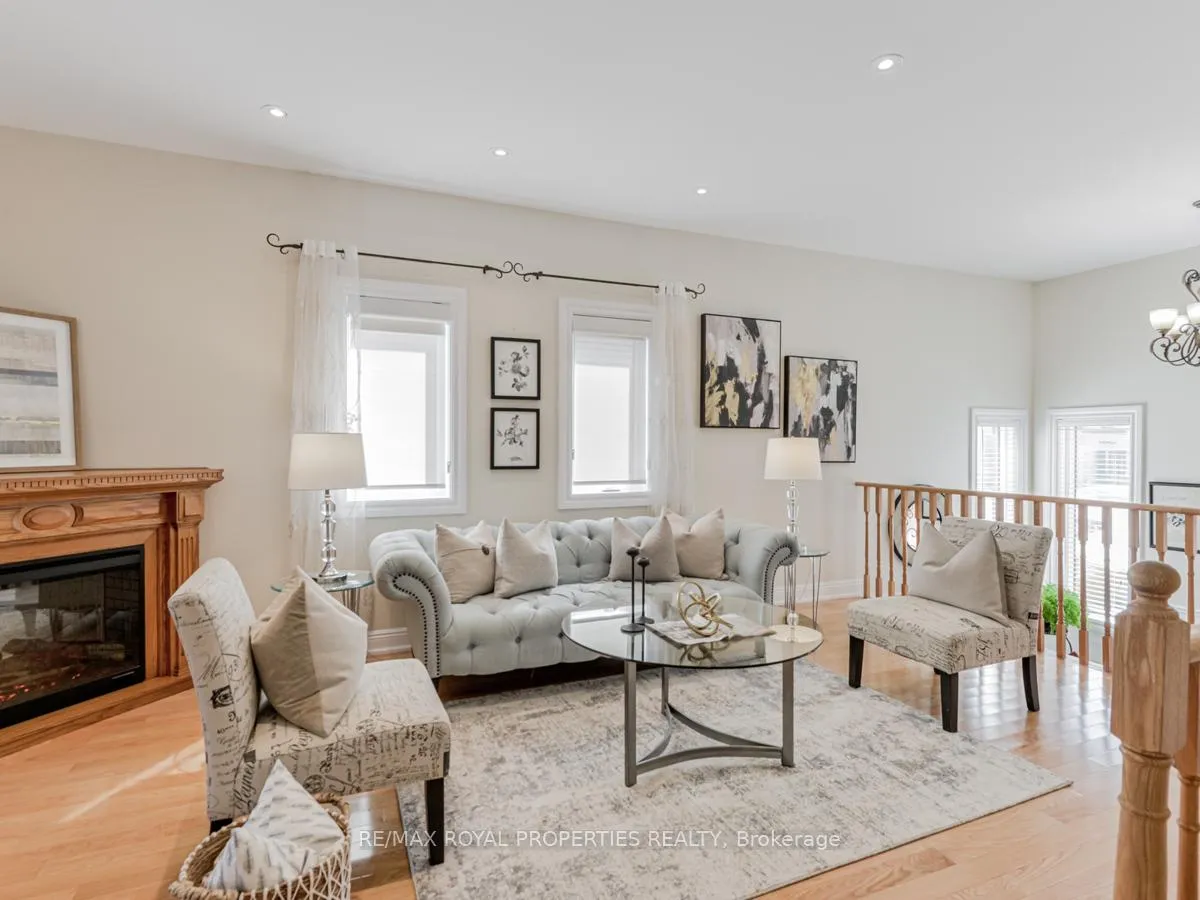 Photo 4 of 17 Ball Crescent, Whitby, Williamsburg — HOMEH