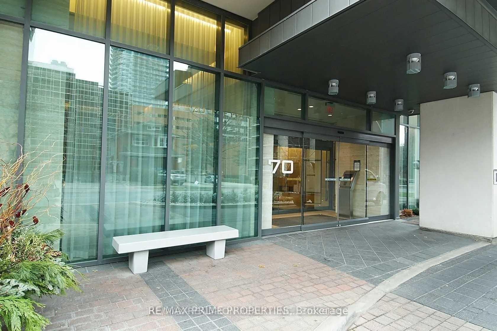 Photo 4 of Unit 1319, 70 Roehampton Avenue, Toronto, Mount Pleasant West — HOMEH
