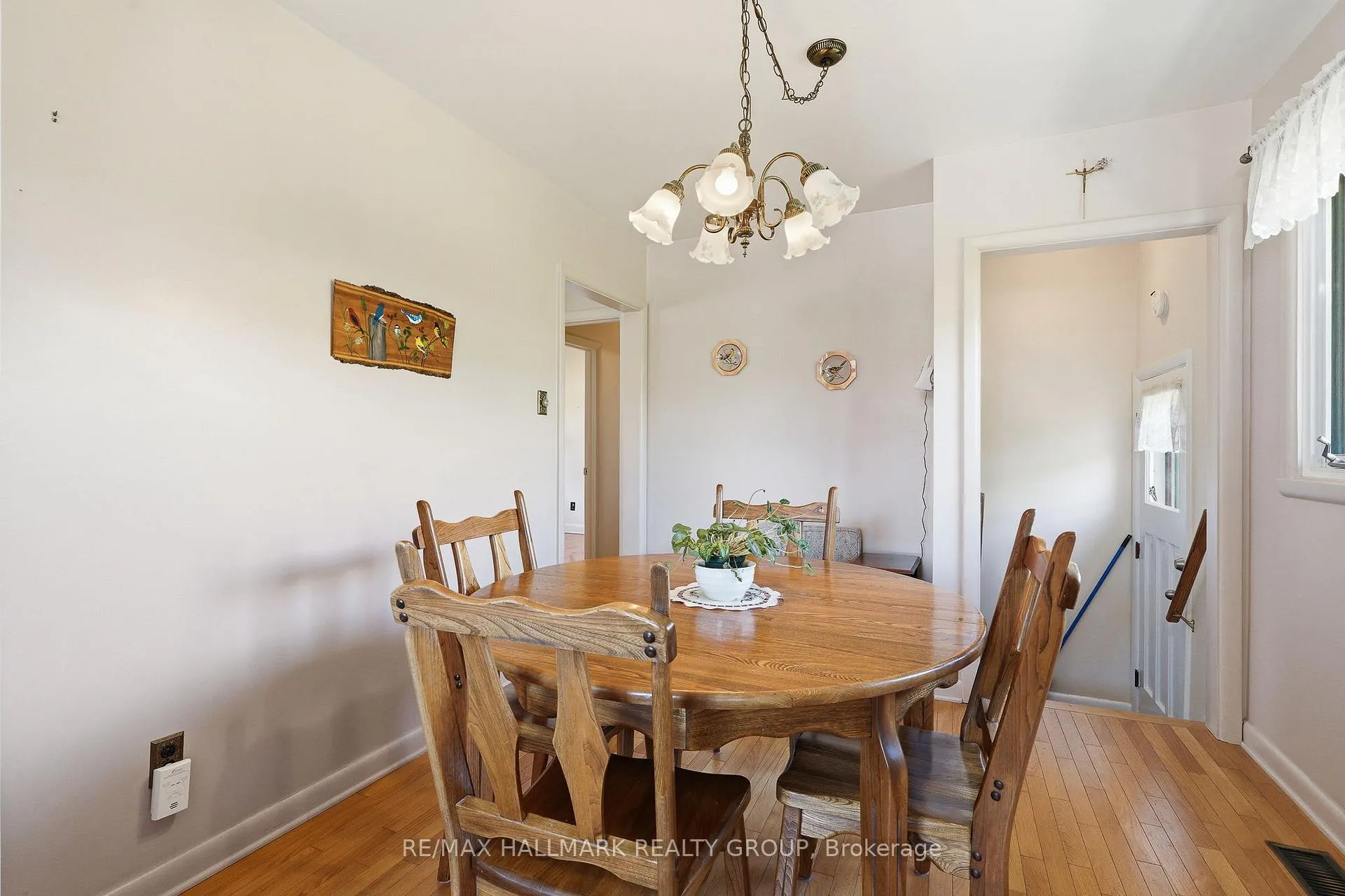 Photo 10 of 507 Sirois Avenue, Ottawa, Overbrook/Castle Heights — HOMEH