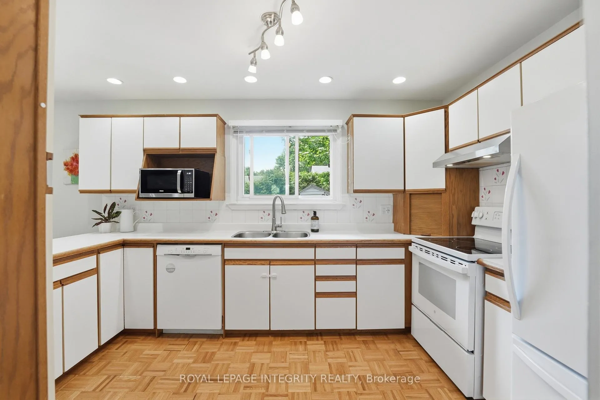 Photo 12 of 6 Woodview Crescent, Ottawa, Blackburn Hamlet — HOMEH