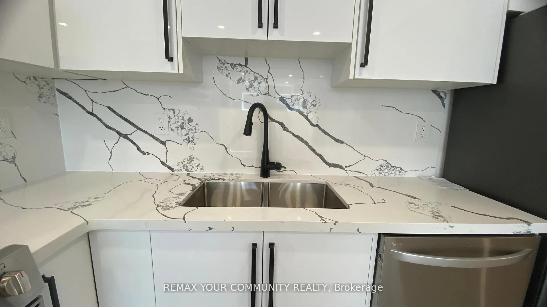 Photo 5 of Unit Basement, 134 B Kemano Road, Aurora, Aurora Heights — HOMEH