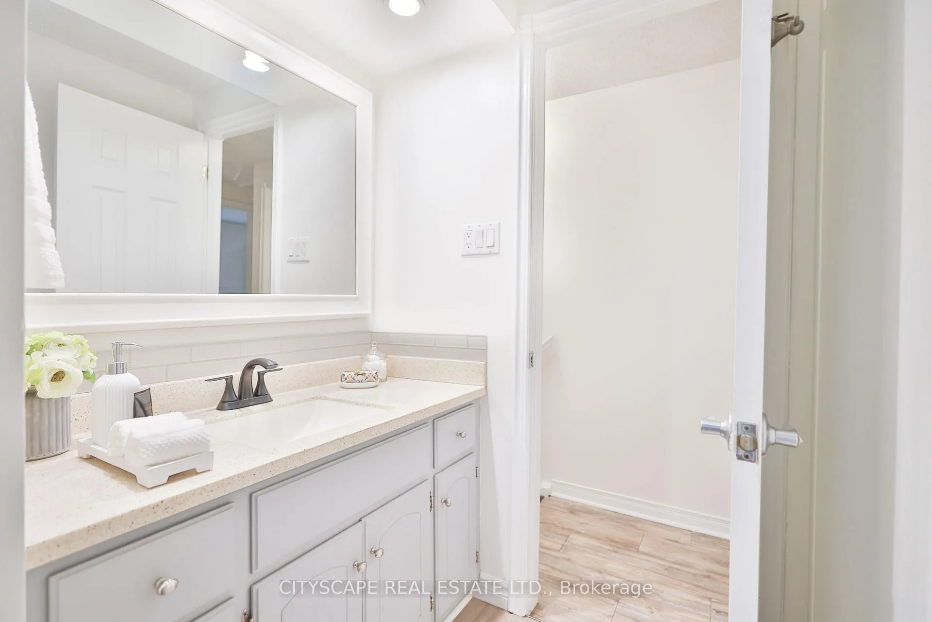 Photo 12 of 161 Bechtel Drive S, Kitchener — HOMEH
