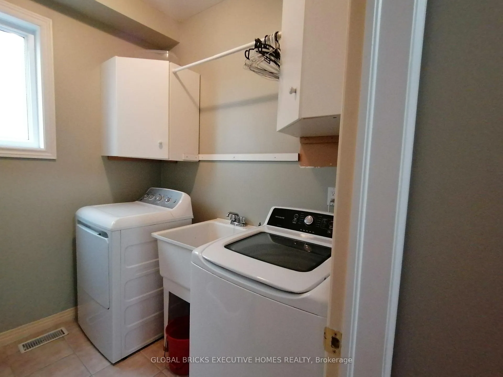 Photo 9 of 162 Boulding Avenue, Hamilton, Waterdown — HOMEH