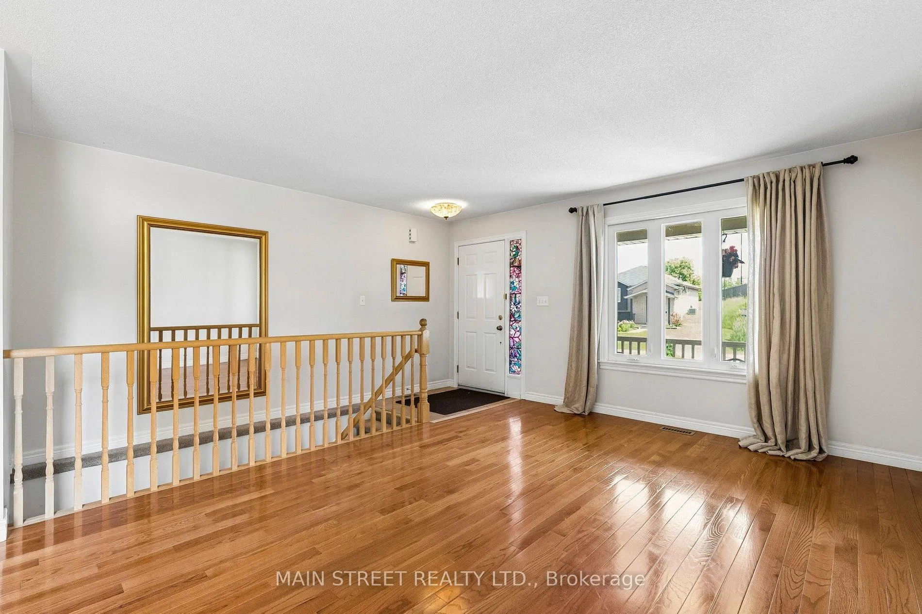 Photo 4 of 489 Cody Crescent, Newmarket, Central Newmarket — HOMEH