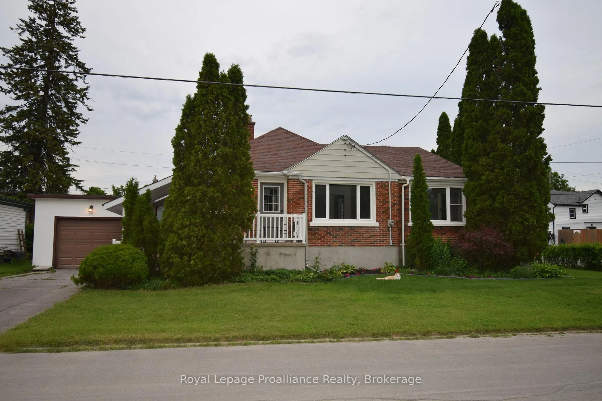 Photo 2 of 22 Reynolds Crescent, Belleville, Belleville Ward — HOMEH