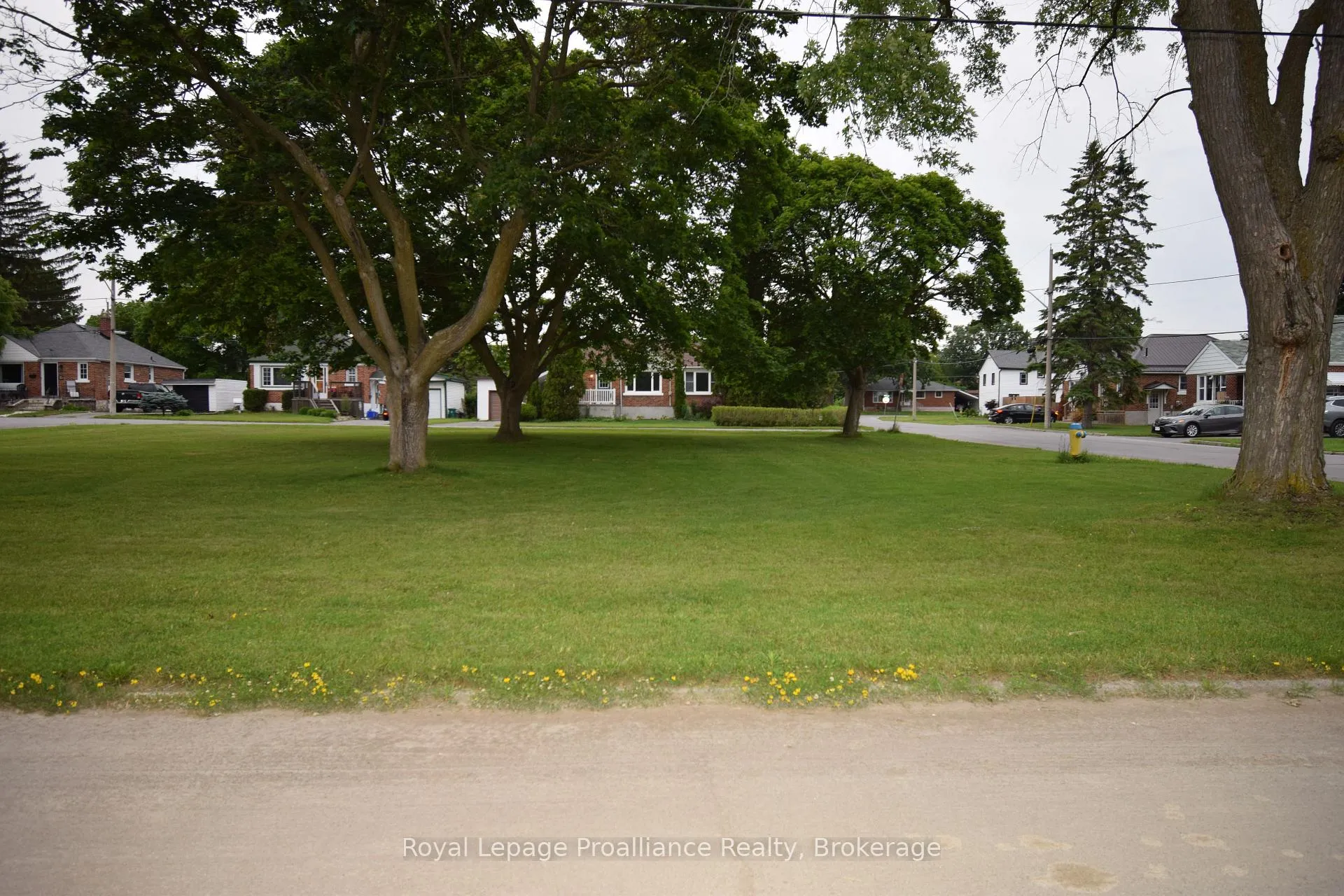 Photo 5 of 22 Reynolds Crescent, Belleville, Belleville Ward — HOMEH
