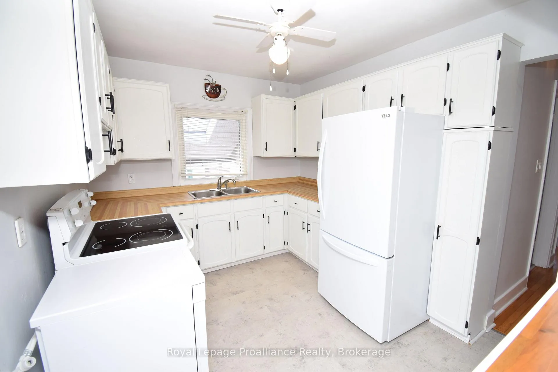 Photo 8 of 22 Reynolds Crescent, Belleville, Belleville Ward — HOMEH