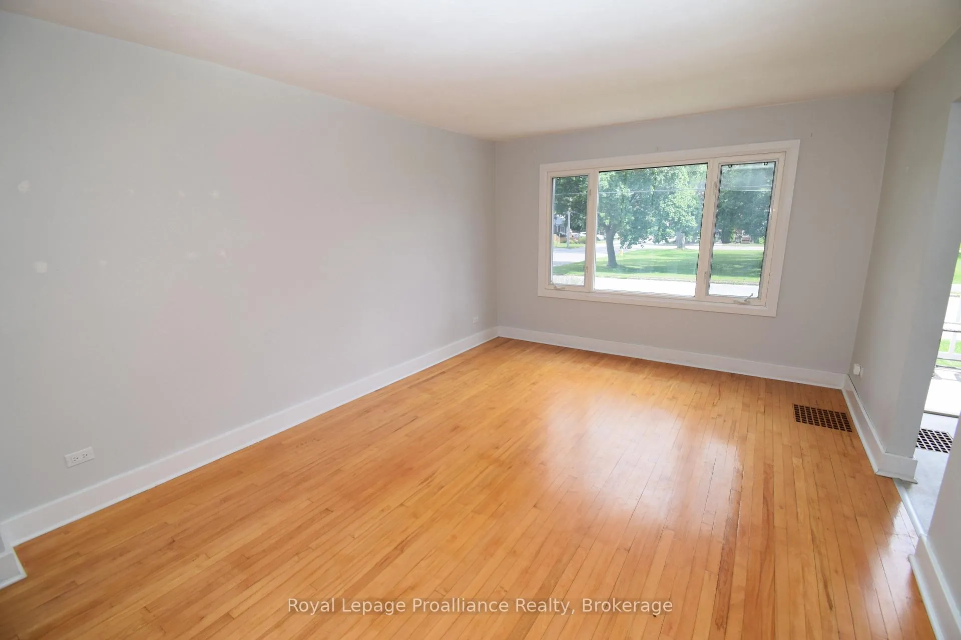 Photo 9 of 22 Reynolds Crescent, Belleville, Belleville Ward — HOMEH