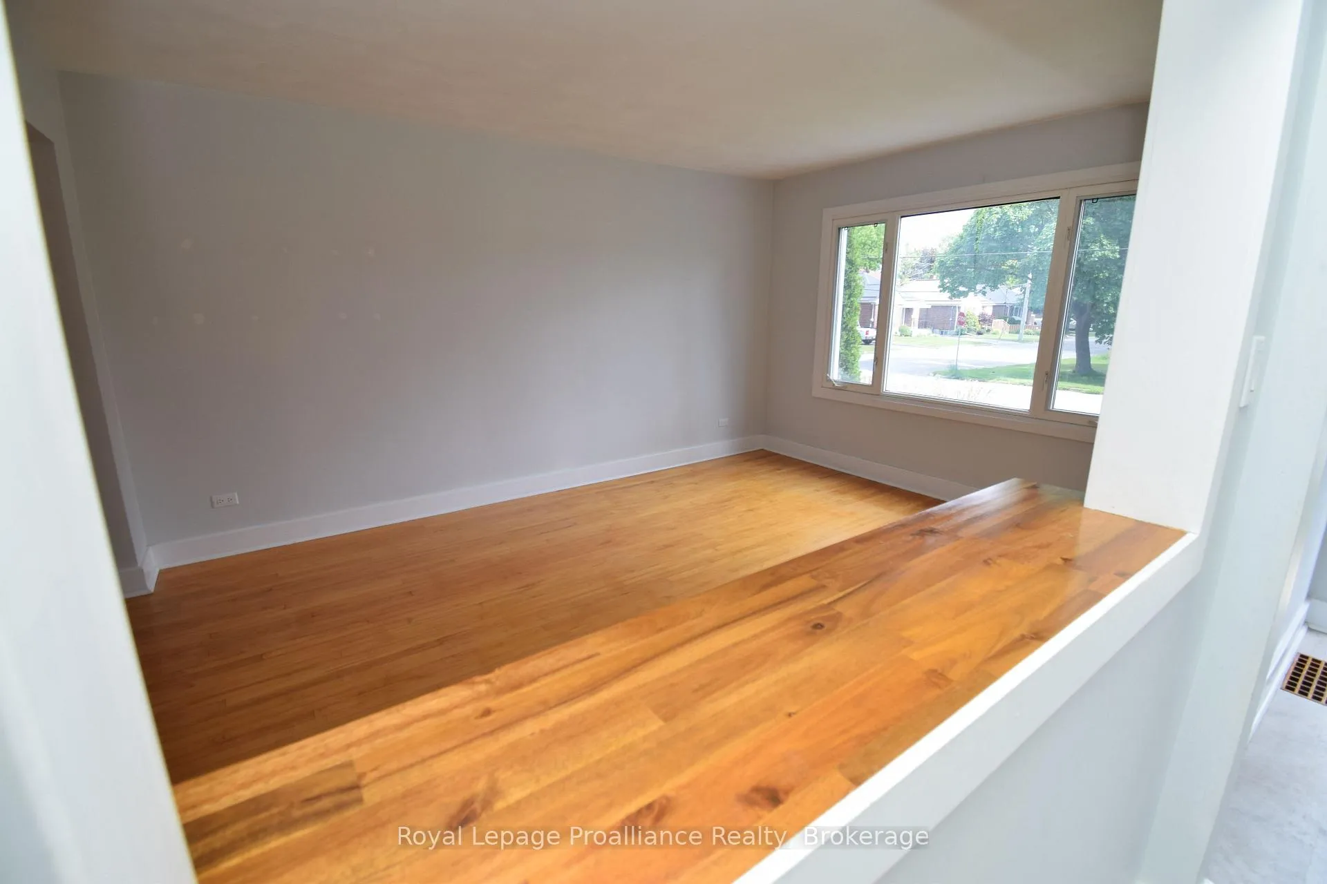 Photo 10 of 22 Reynolds Crescent, Belleville, Belleville Ward — HOMEH