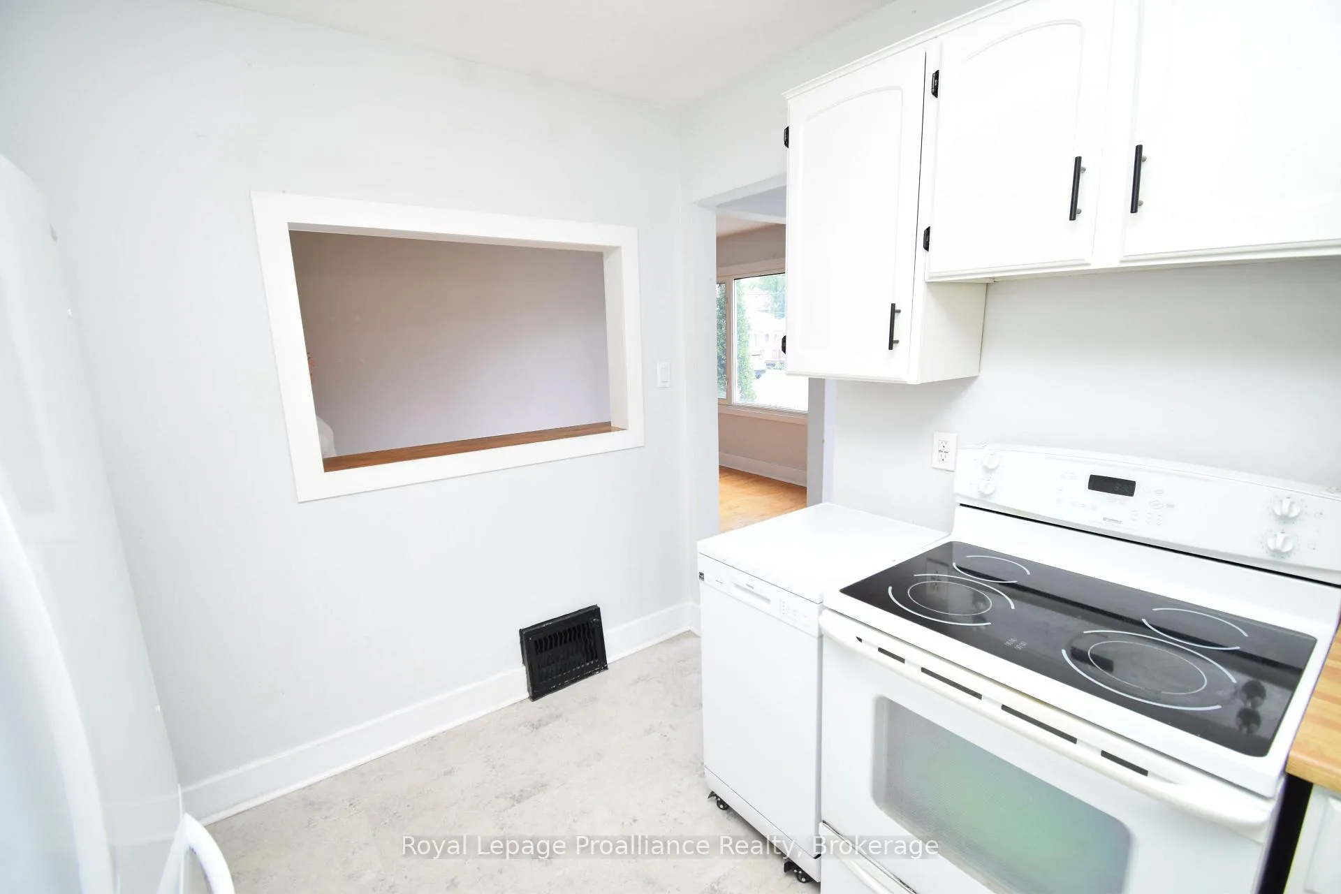 Photo 11 of 22 Reynolds Crescent, Belleville, Belleville Ward — HOMEH