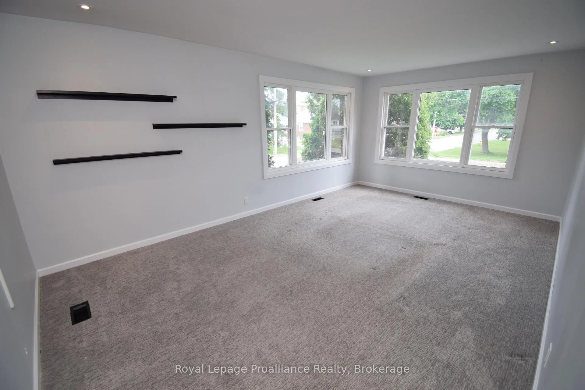 Photo 12 of 22 Reynolds Crescent, Belleville, Belleville Ward — HOMEH