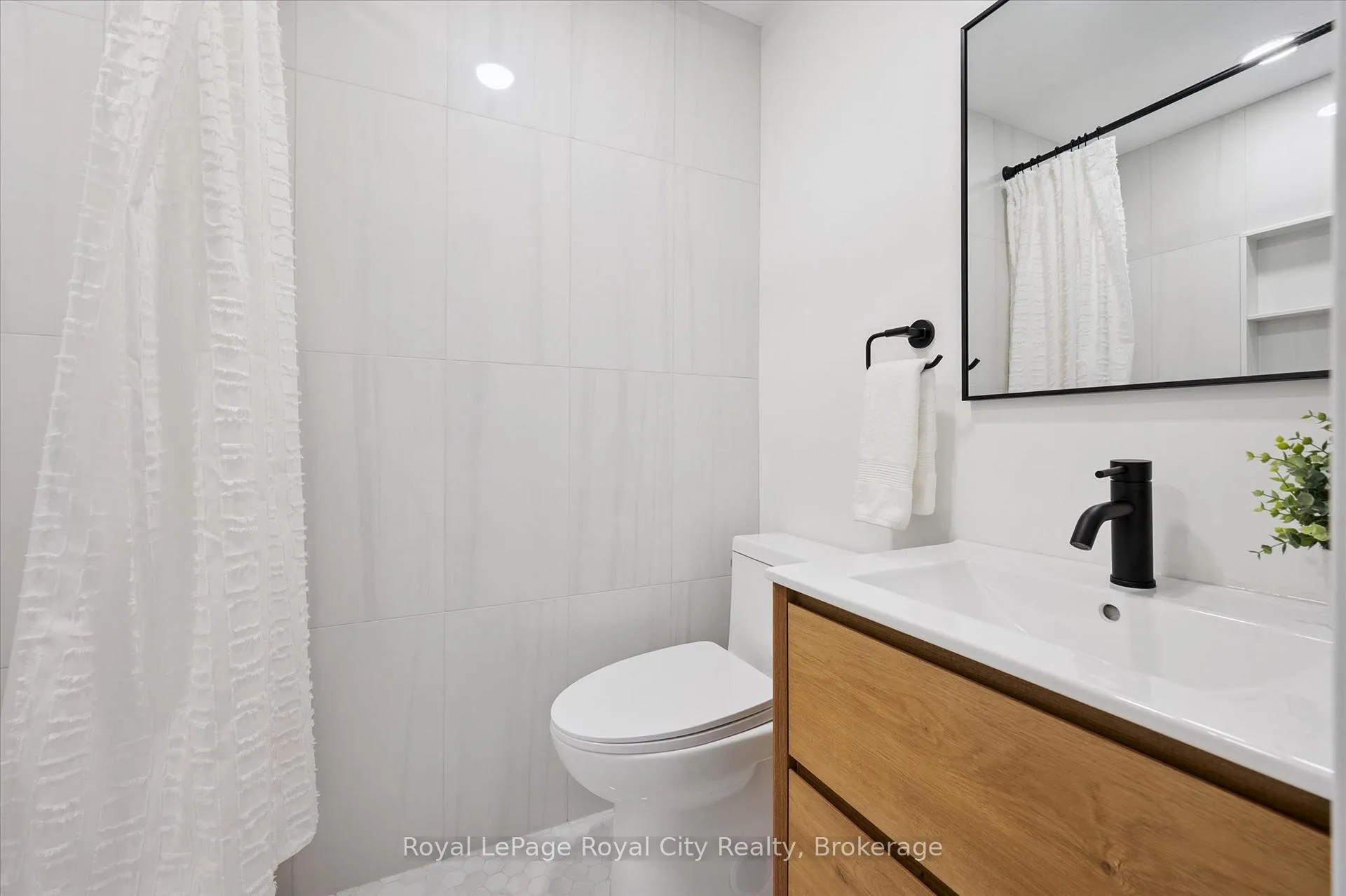 Photo 29 of 40 Walnut Drive, Guelph, General Hospital — HOMEH