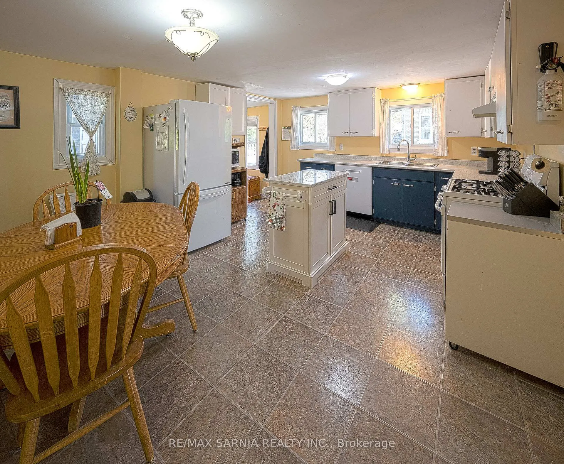 Photo 7 of 6238 Townsend Line, Lambton Shores, Forest — HOMEH