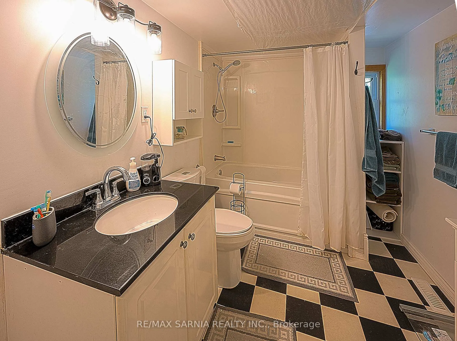 Photo 19 of 6238 Townsend Line, Lambton Shores, Forest — HOMEH