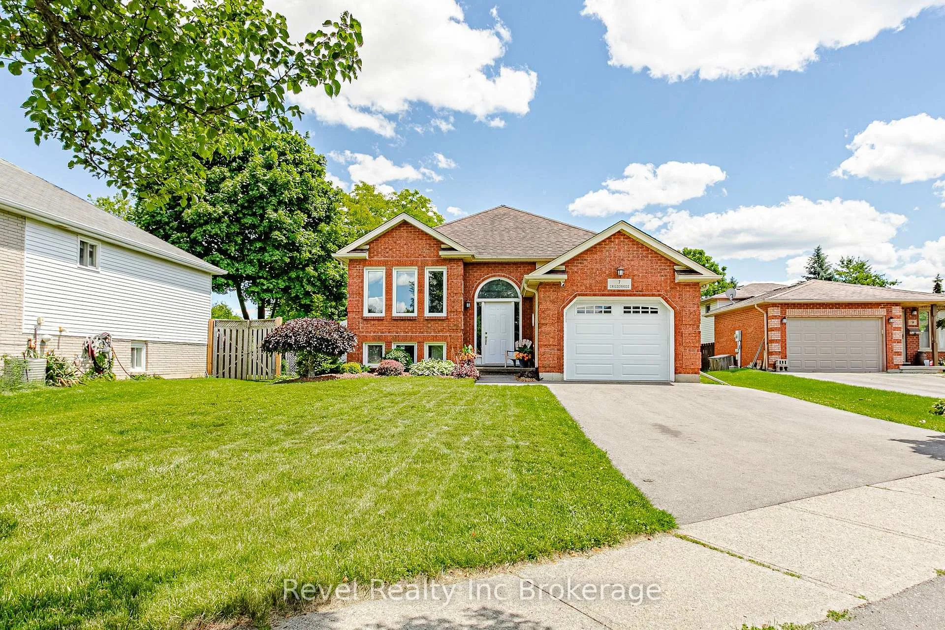 Photo 2 of 7 Childerhose Crescent, Brantford, Lynden Hills — HOMEH