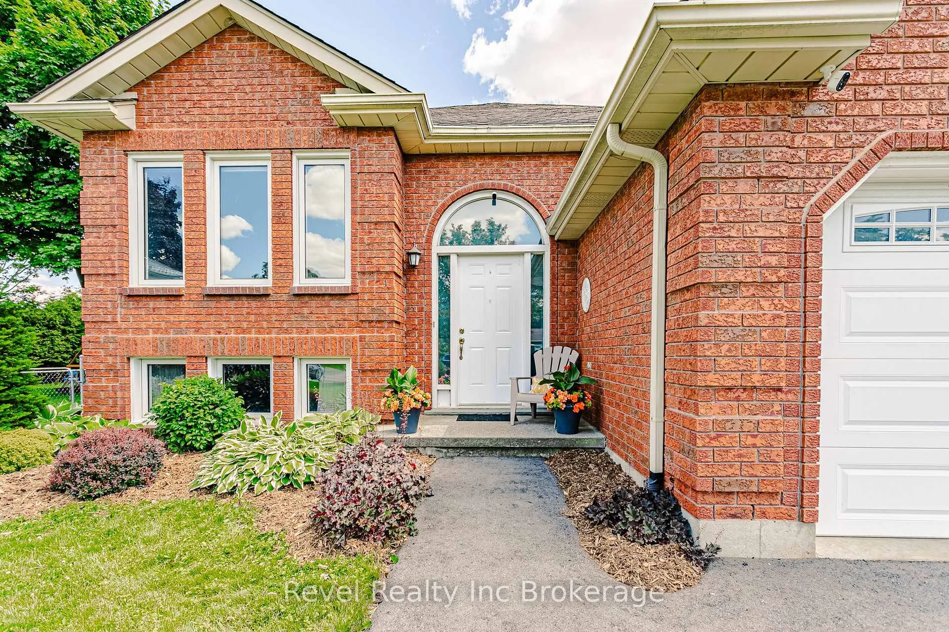 Photo 3 of 7 Childerhose Crescent, Brantford, Lynden Hills — HOMEH