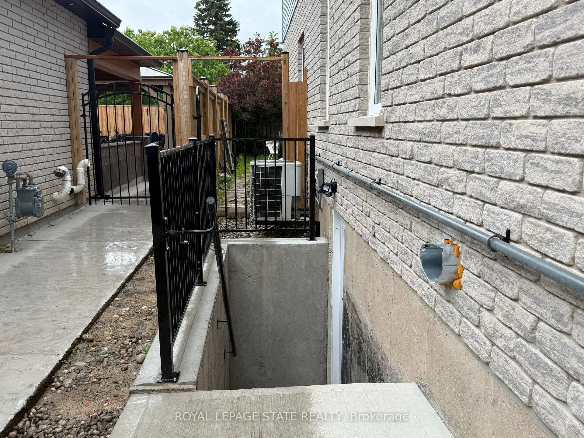 Photo 2 of Unit LOWER UNIT, 4 Waterside Drive, Hamilton, Winona Park — HOMEH