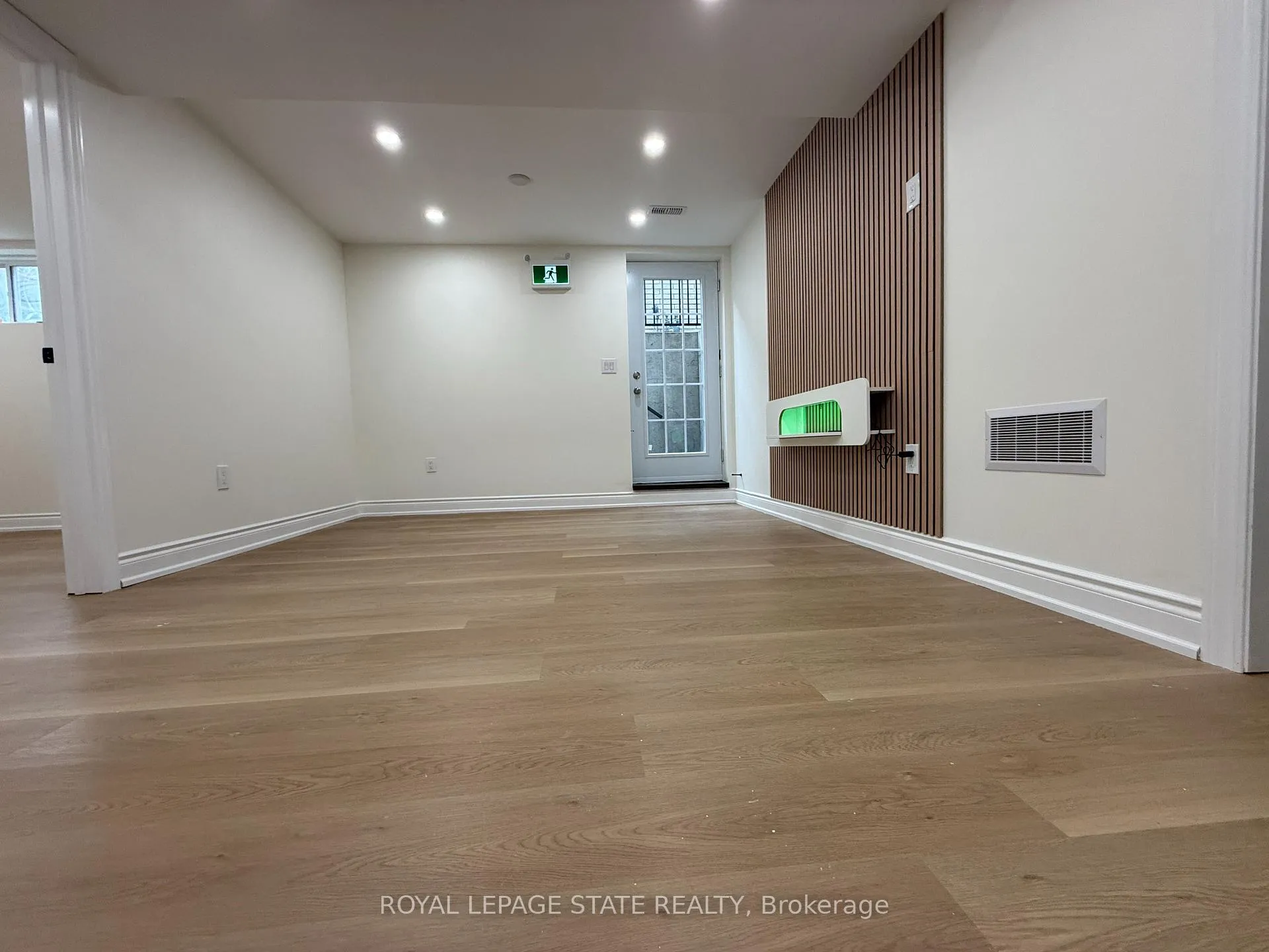 Photo 3 of Unit LOWER UNIT, 4 Waterside Drive, Hamilton, Winona Park — HOMEH