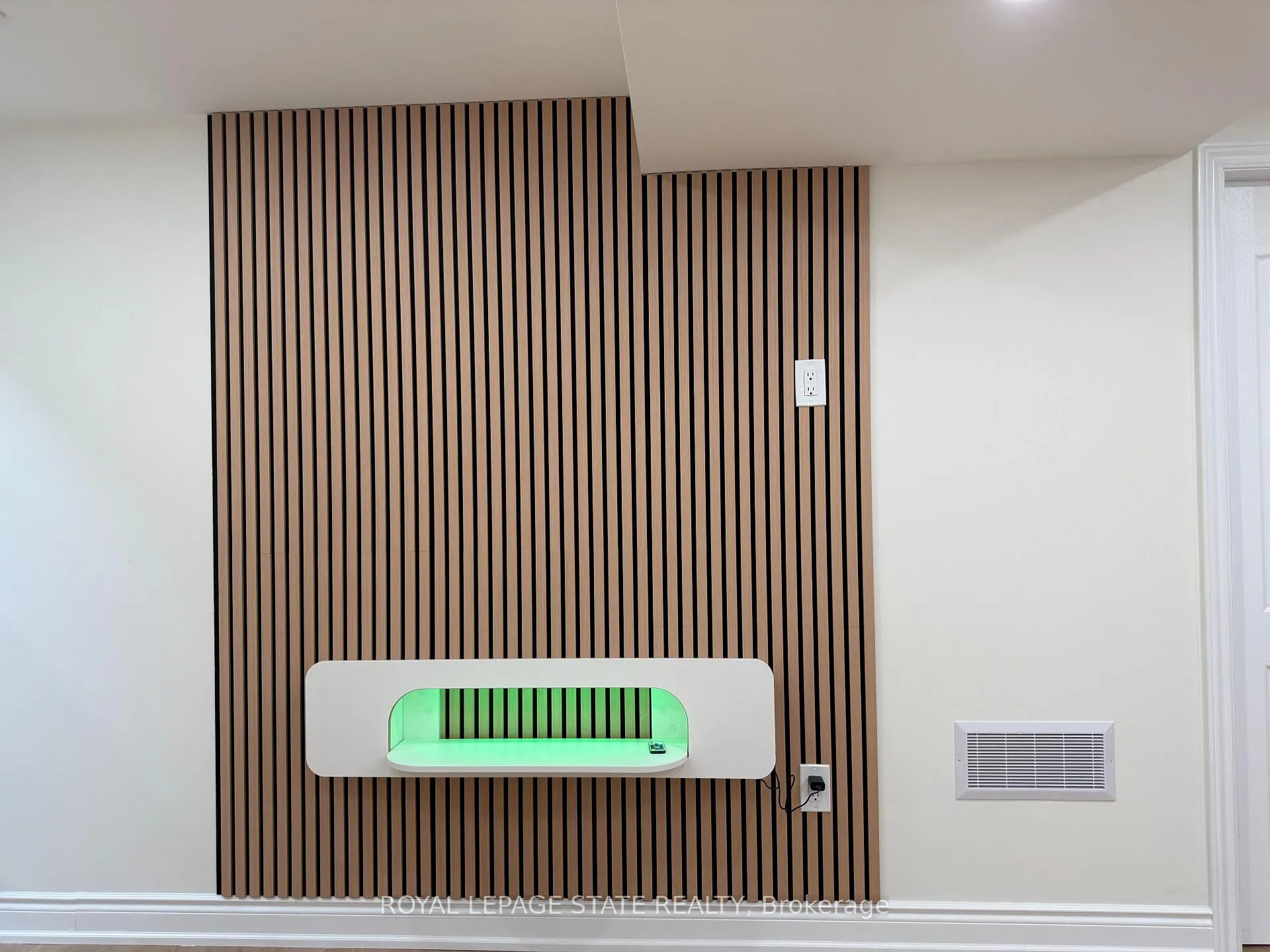 Photo 6 of Unit LOWER UNIT, 4 Waterside Drive, Hamilton, Winona Park — HOMEH