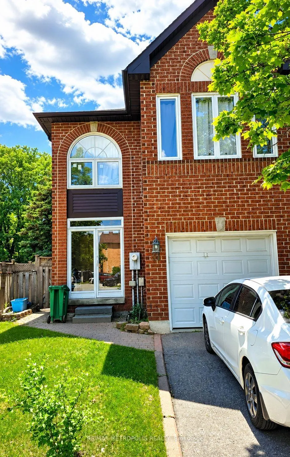 Front of 31 Goldenlight Circle