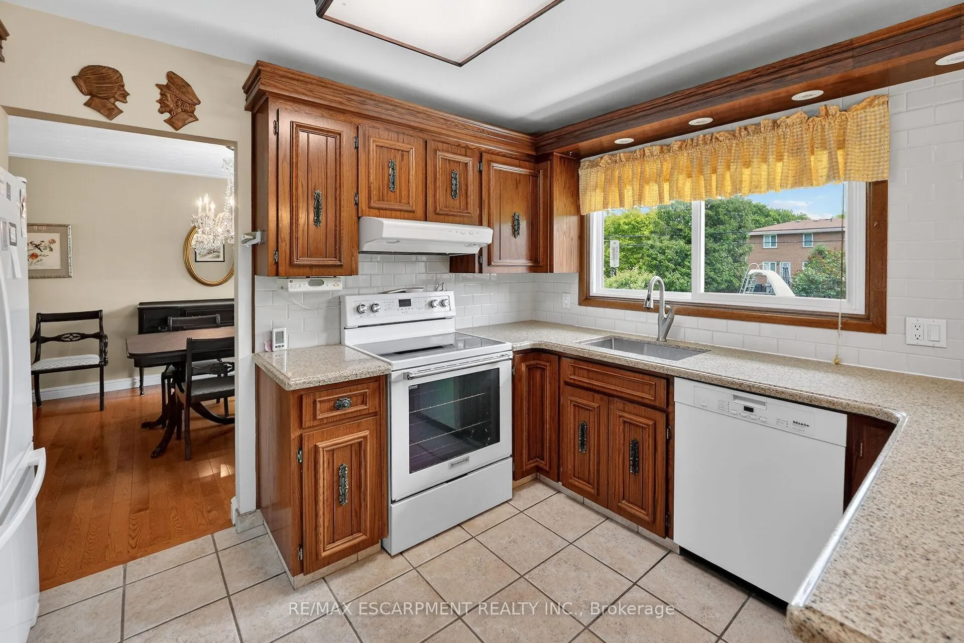 Photo 13 of 99 Elmhurst Drive, Hamilton, Sherwood — HOMEH
