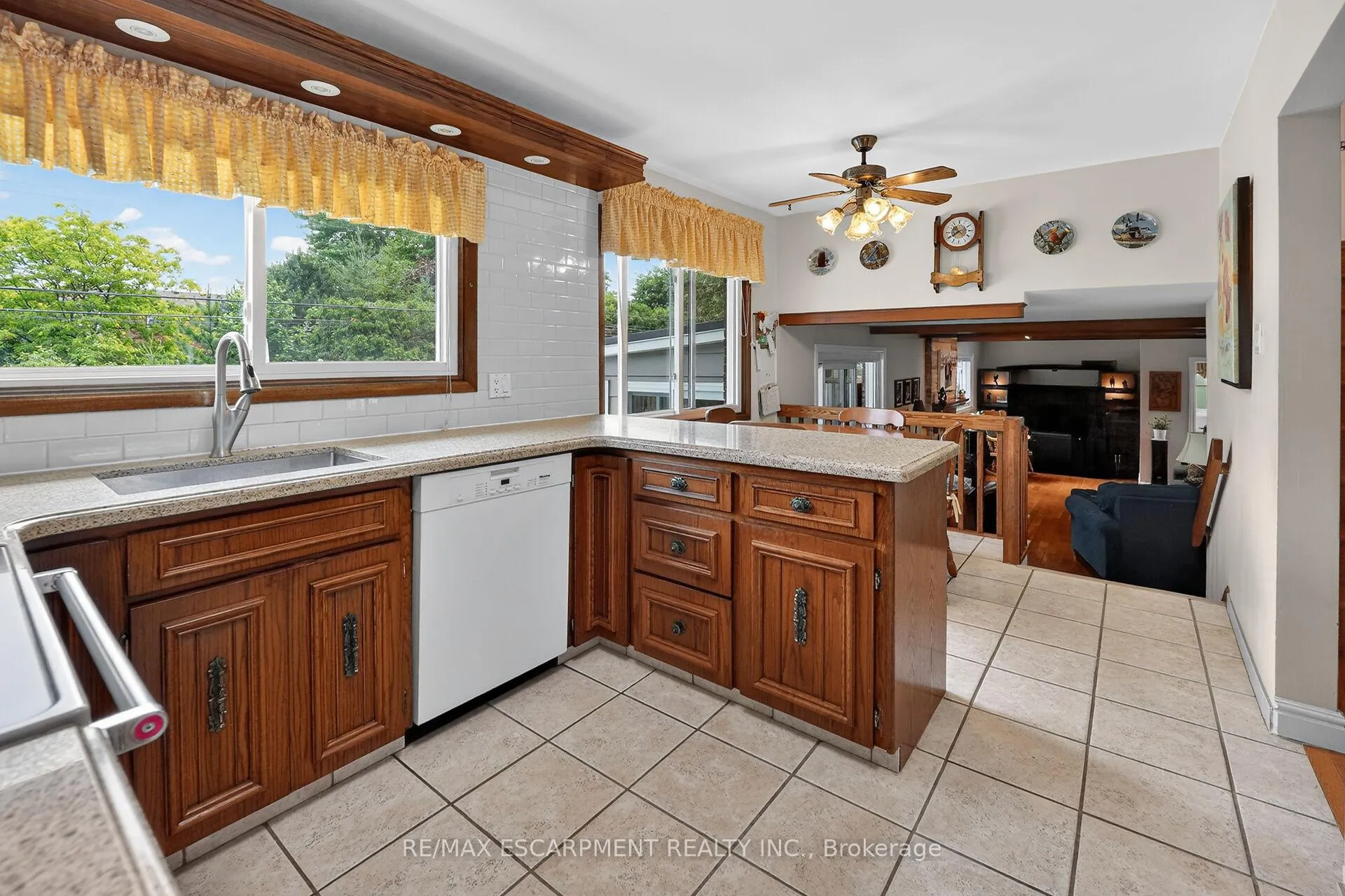 Photo 15 of 99 Elmhurst Drive, Hamilton, Sherwood — HOMEH